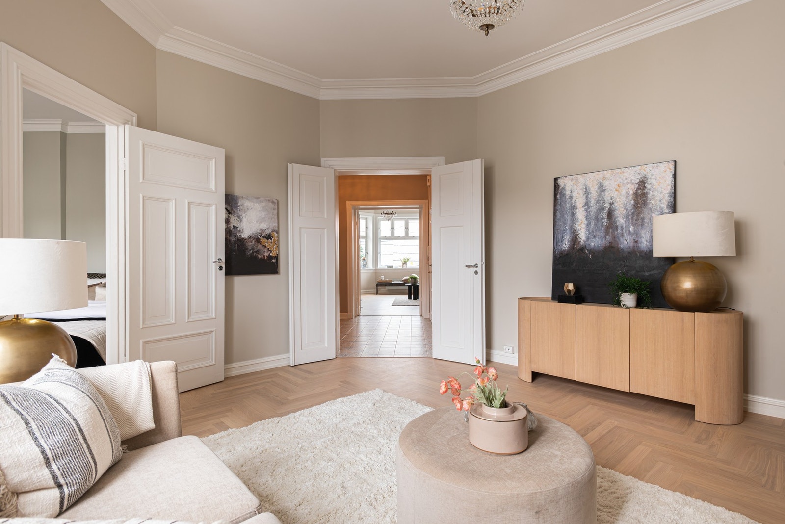 Tre stuer gjør at det kan være flere grupper mennesker i boligen samtidig, uten at de forstyrrer hverandre. Galleribilde