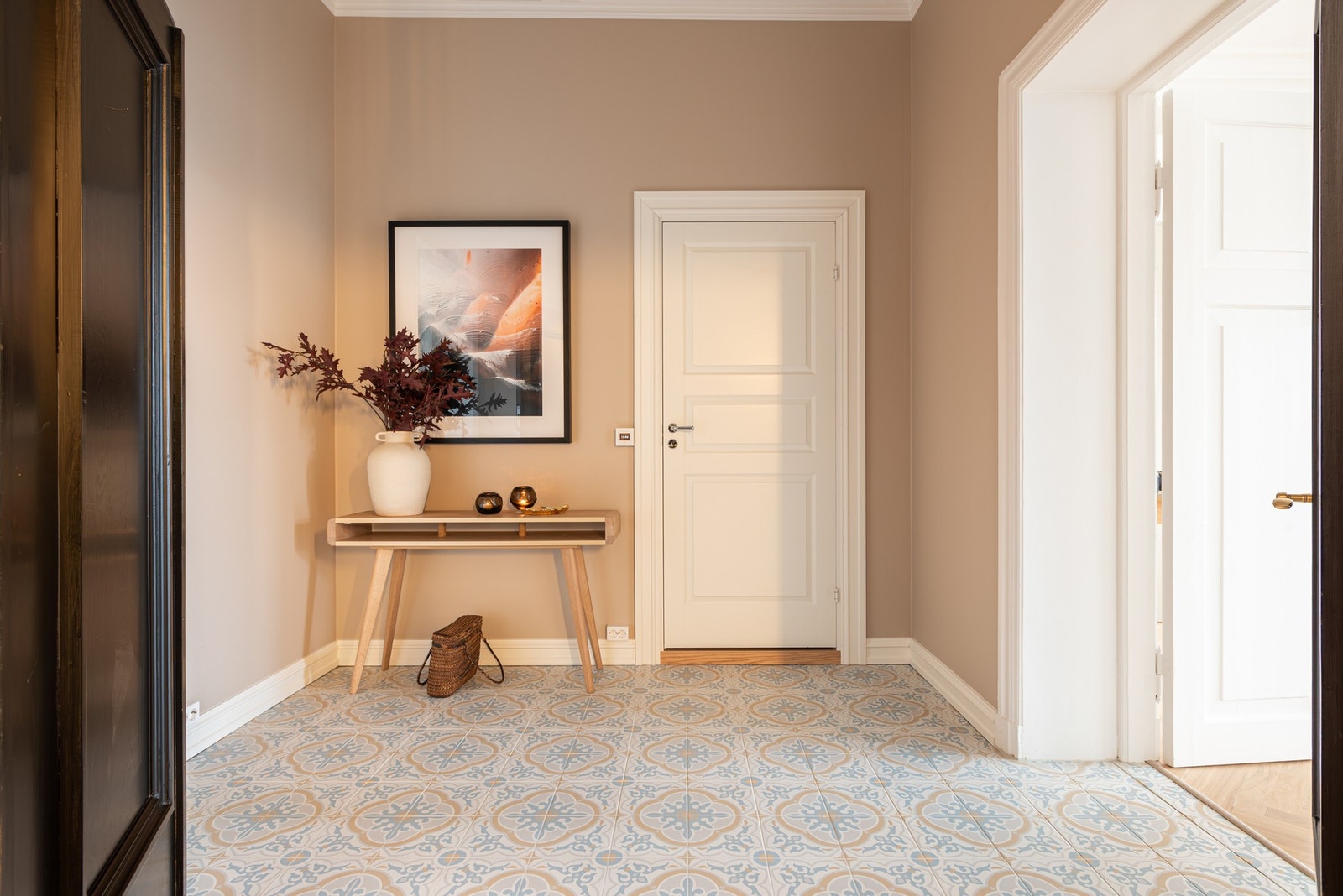 Entréen gir en fin forsmak på god kvalitet og en gjennomtenkt rehabilitering. Galleribilde