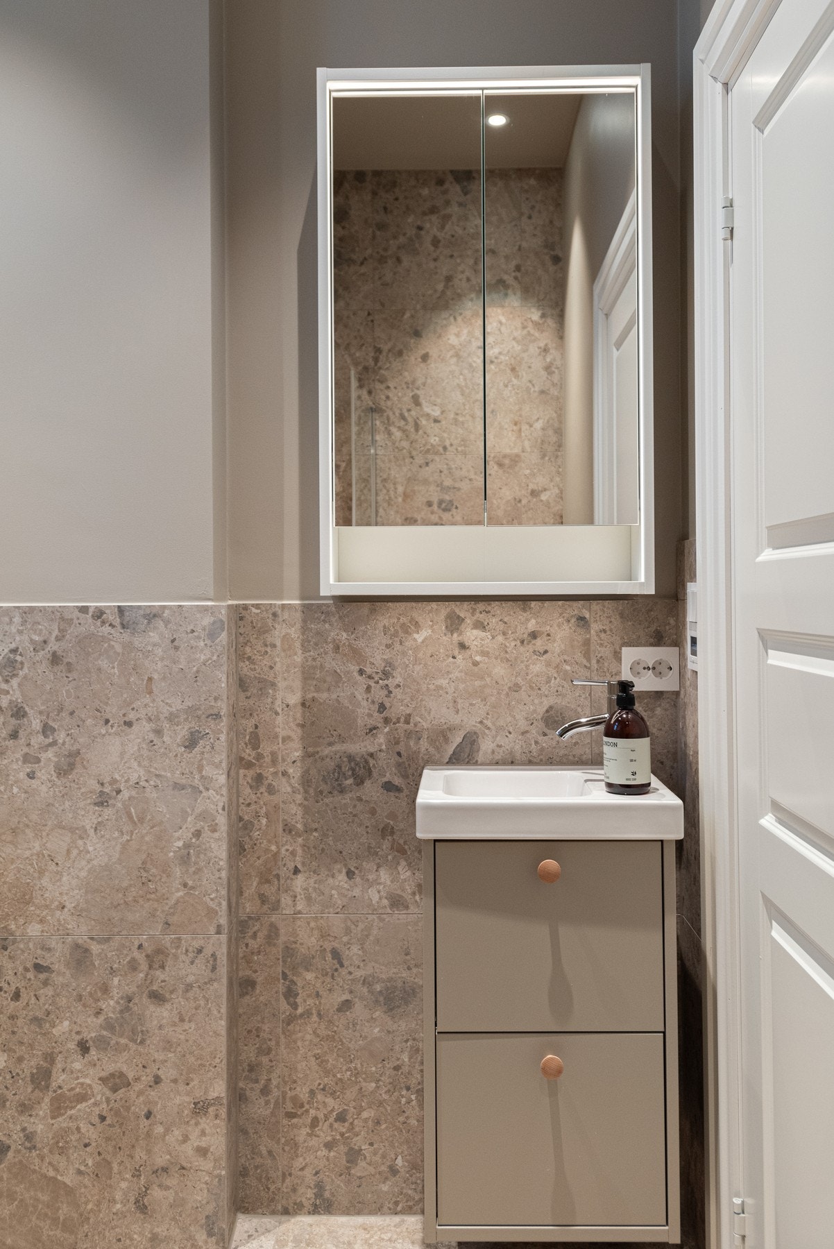 Badene er nye i 2025 og har egne fordelerskap. Det er to varmtvannsbereder i boligen. Galleribilde