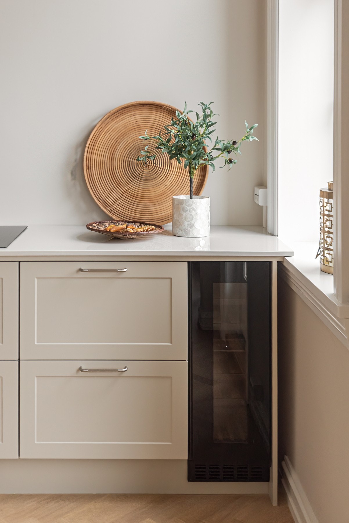 Det velutstyrte kjøkkenet har integrert vinskap. Galleribilde