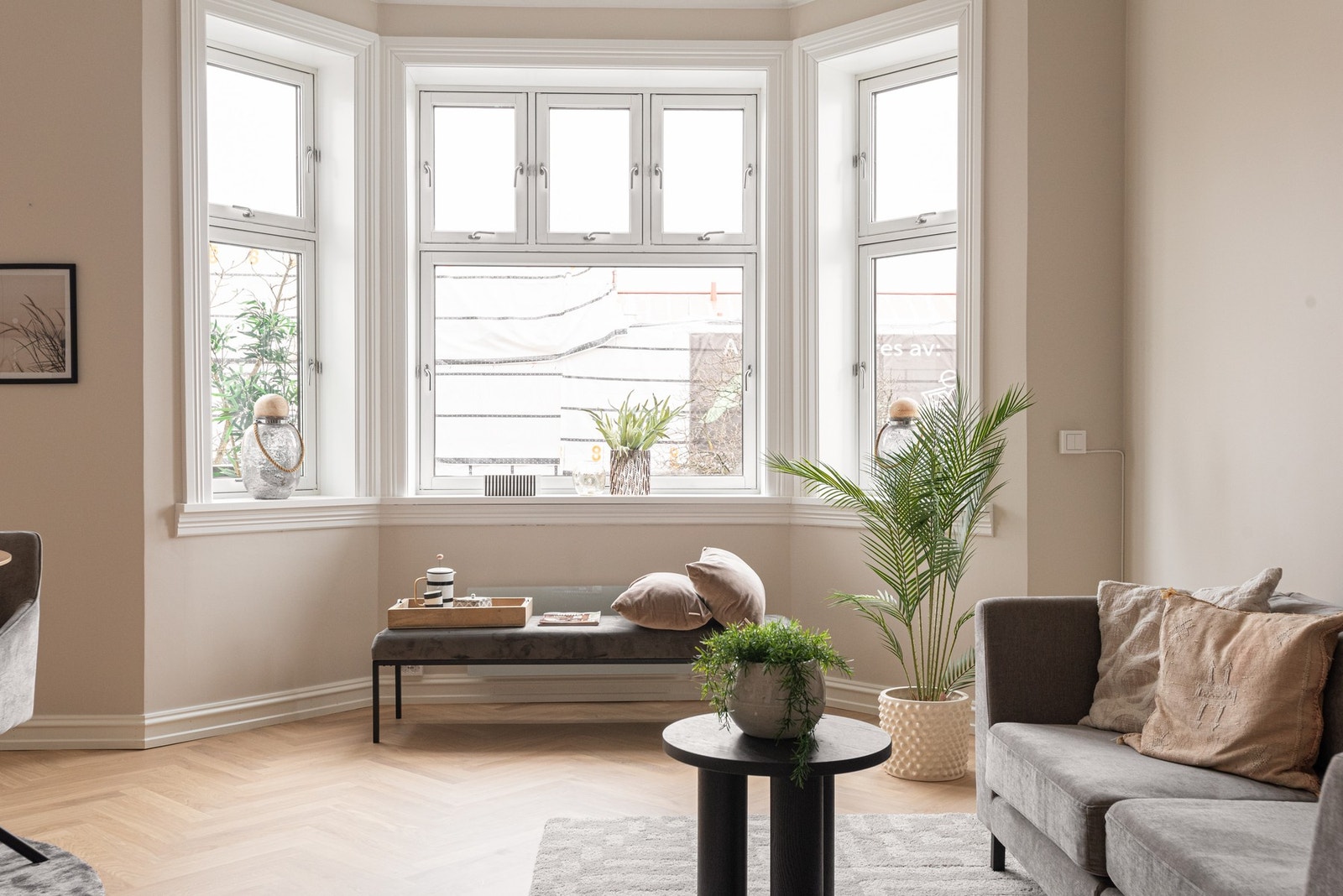 Leiligheten har nydelige lyslinjer. Galleribilde