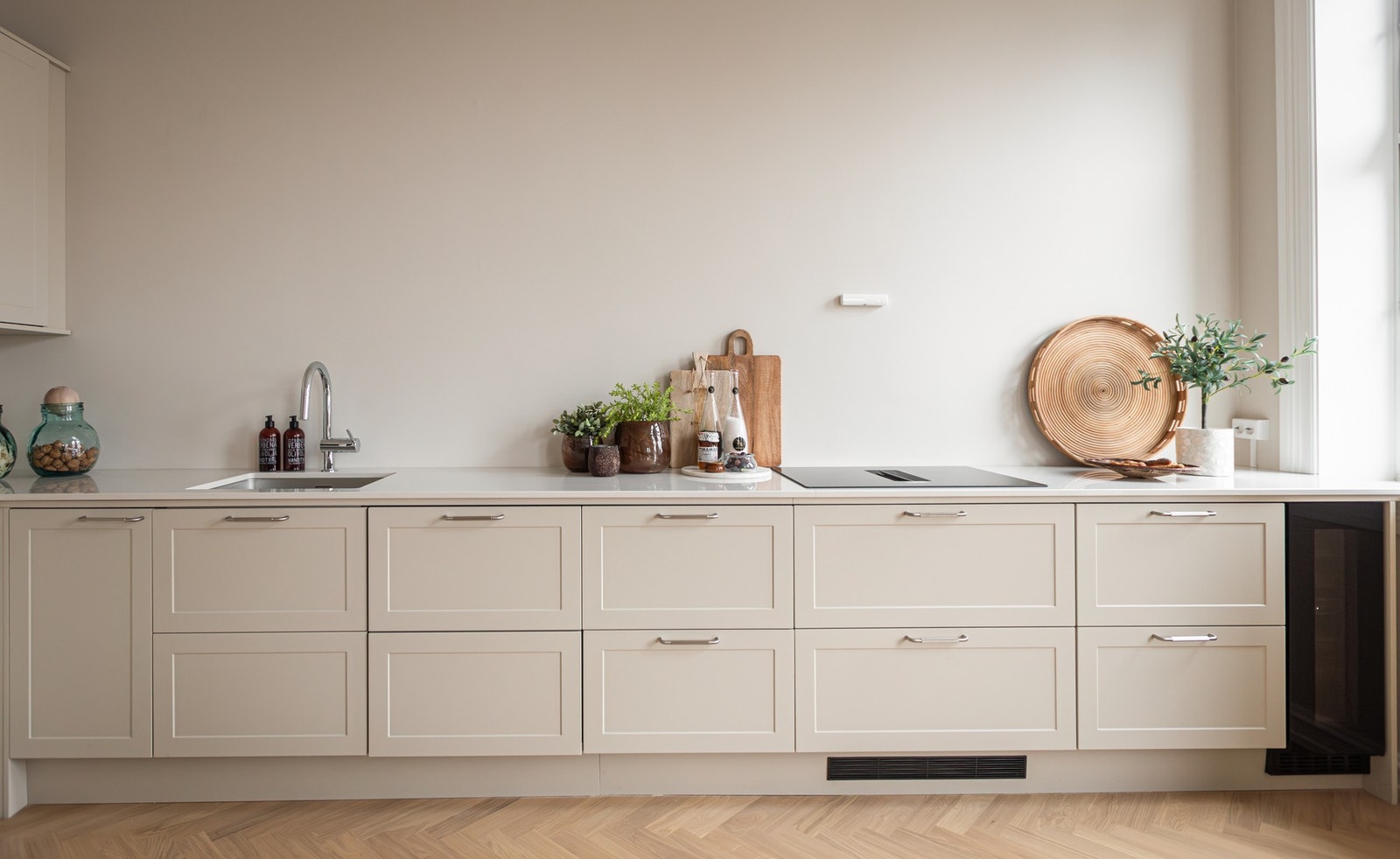 Kjøkkenet har rikelig med oppbevaring for servise og annet kjøkkenutstyr. Galleribilde