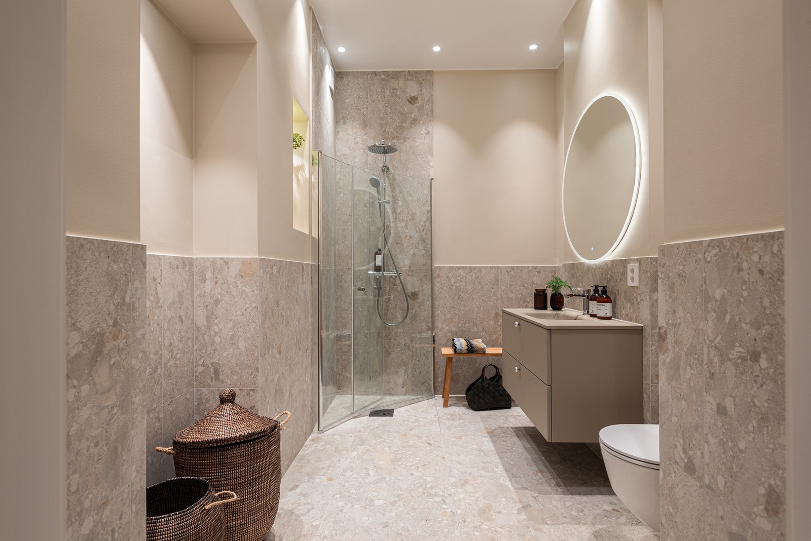 Begge badene i boligen var nye i 2025 med påkostede italienske fliser. Galleribilde