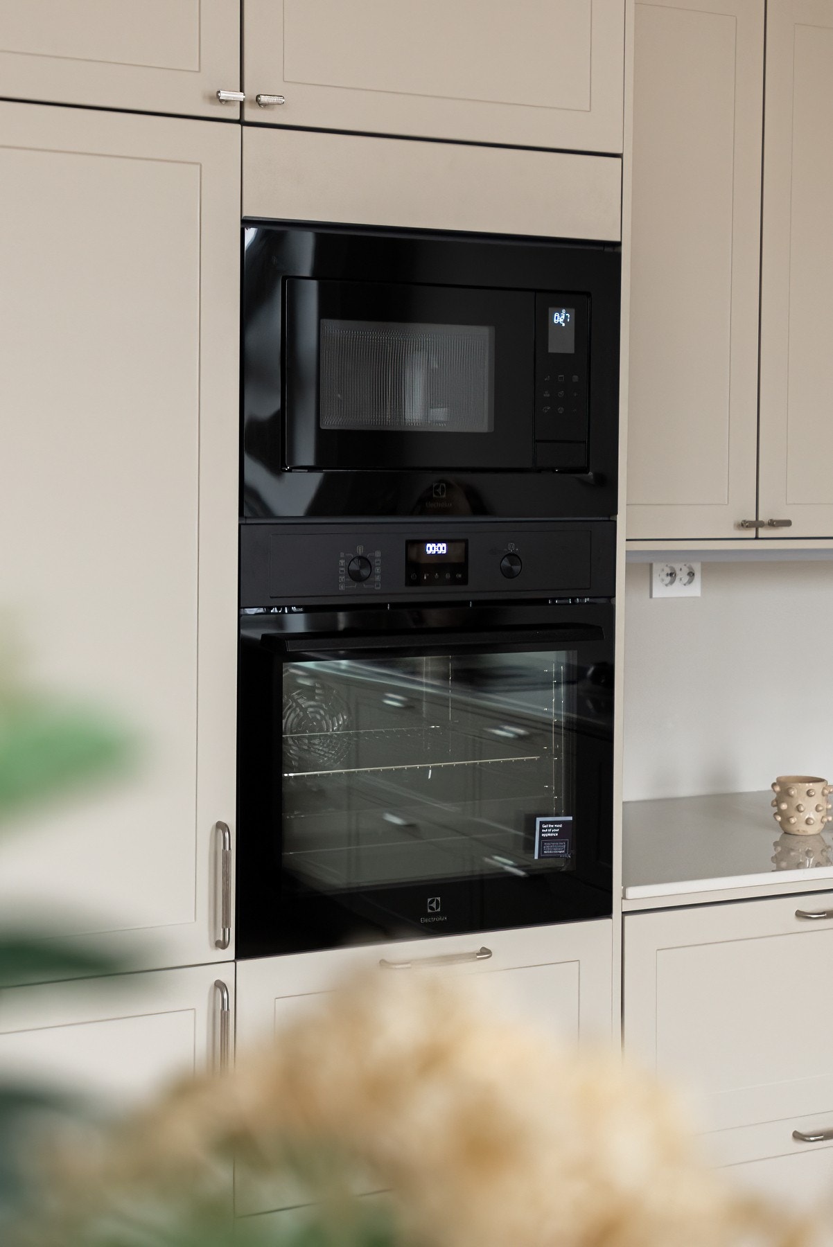 Integrert stekeovn og mikrobølgeovn i høyskap gir en god arbeidsstilling. Galleribilde