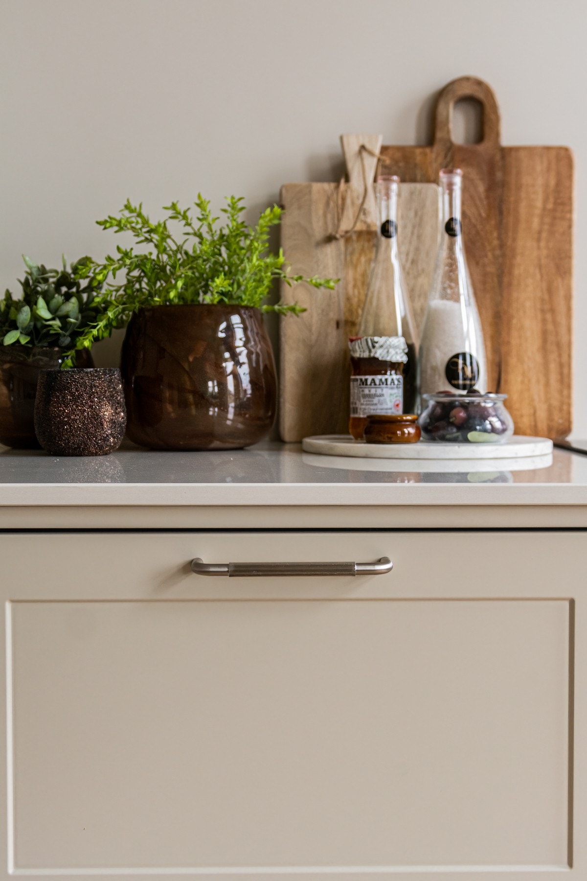 Store benkeflater legger til rette for å ha dekorelementer stående fremme, uten at det kommer i konflikt med tilberedning av herlige måltider. Galleribilde