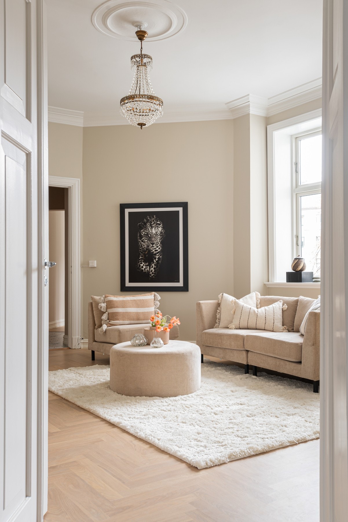 Leiligheten har flere lyse og behagelige oppholdssoner. Galleribilde