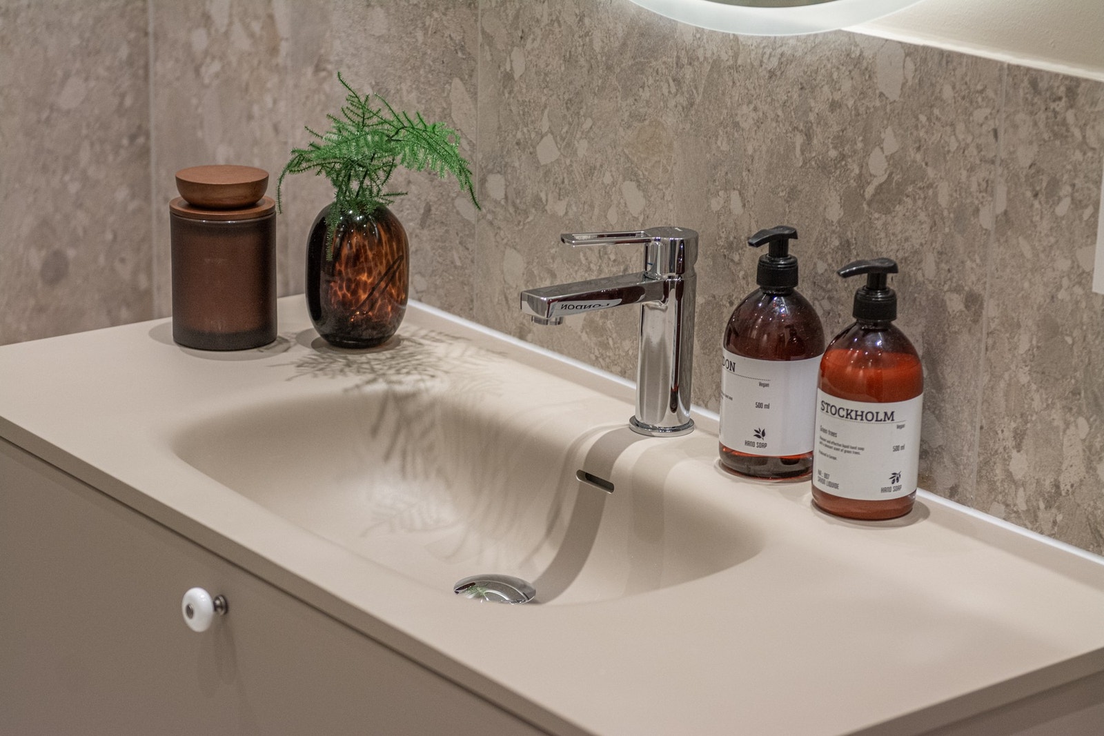 Badene har innredning med lekre og matchende farger. Galleribilde