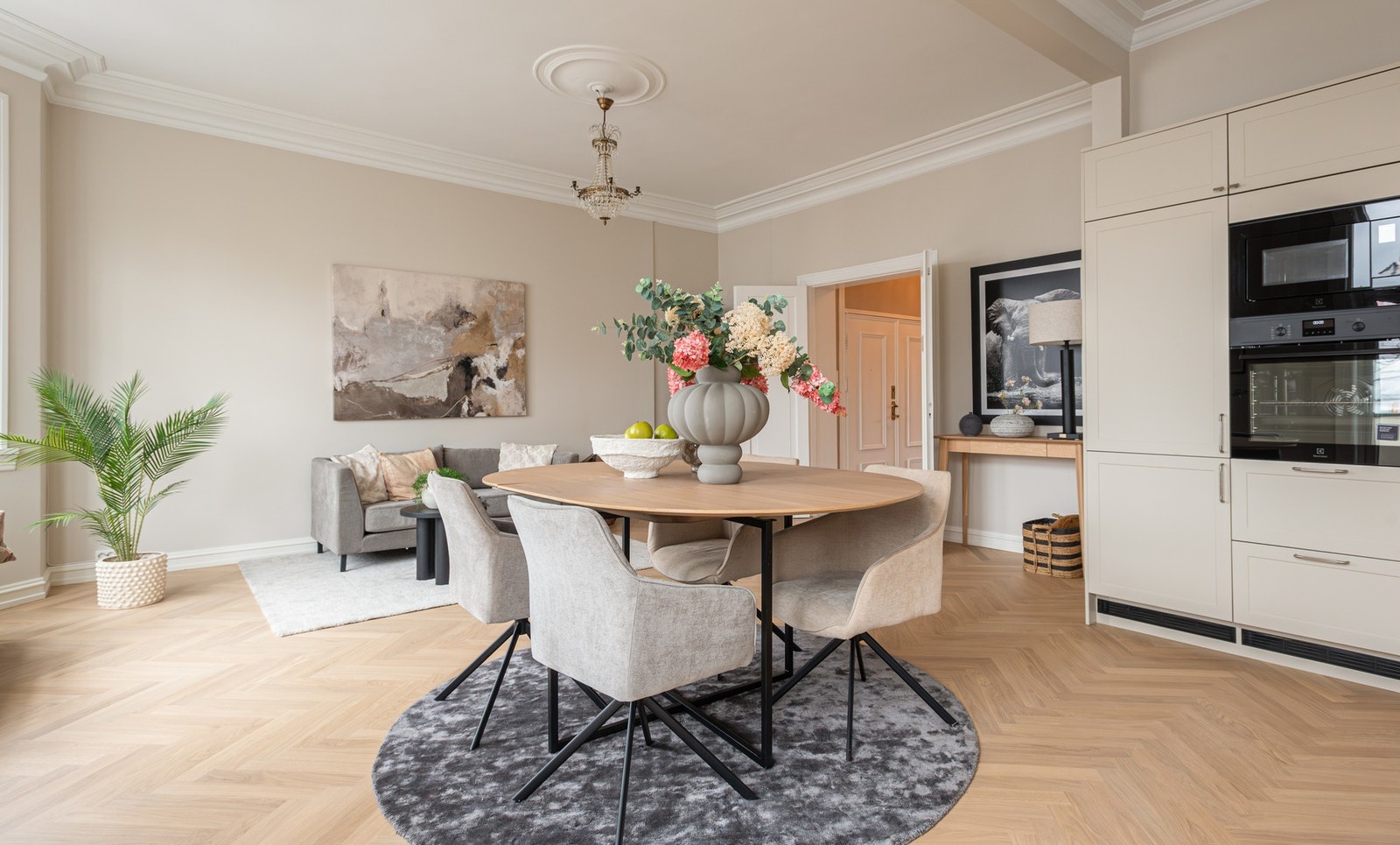 Den åpne løsningen gjør at kjøkkenet fungerer fint som en sosial sone. Galleribilde