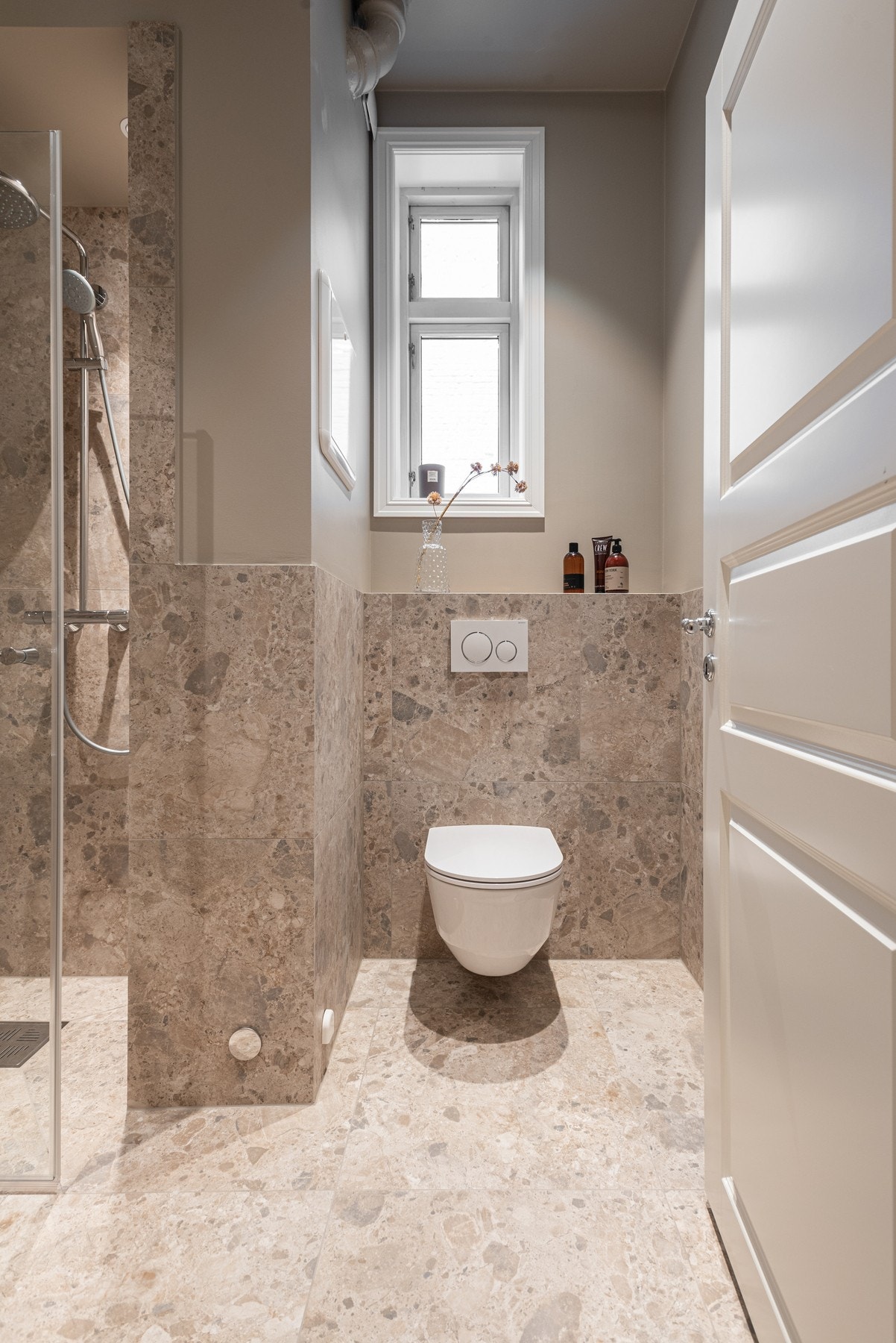 Baderommene har lekre fliser, vegghengt toalett og dusjløsning. Det er to varmtvannsberedere i boligen. Galleribilde