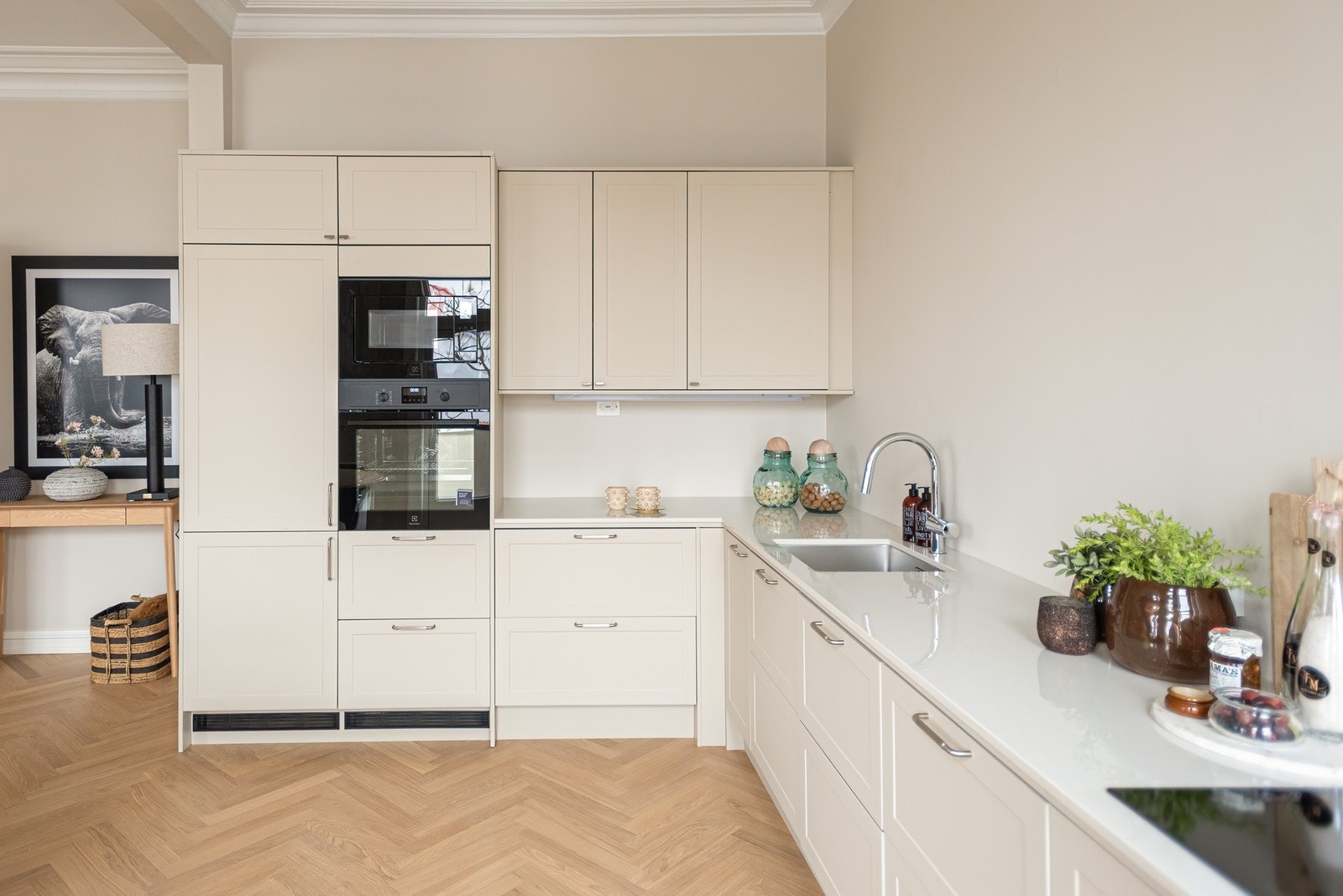 Kjøkkenet har integrerte hvitevarer og vinskap. Galleribilde