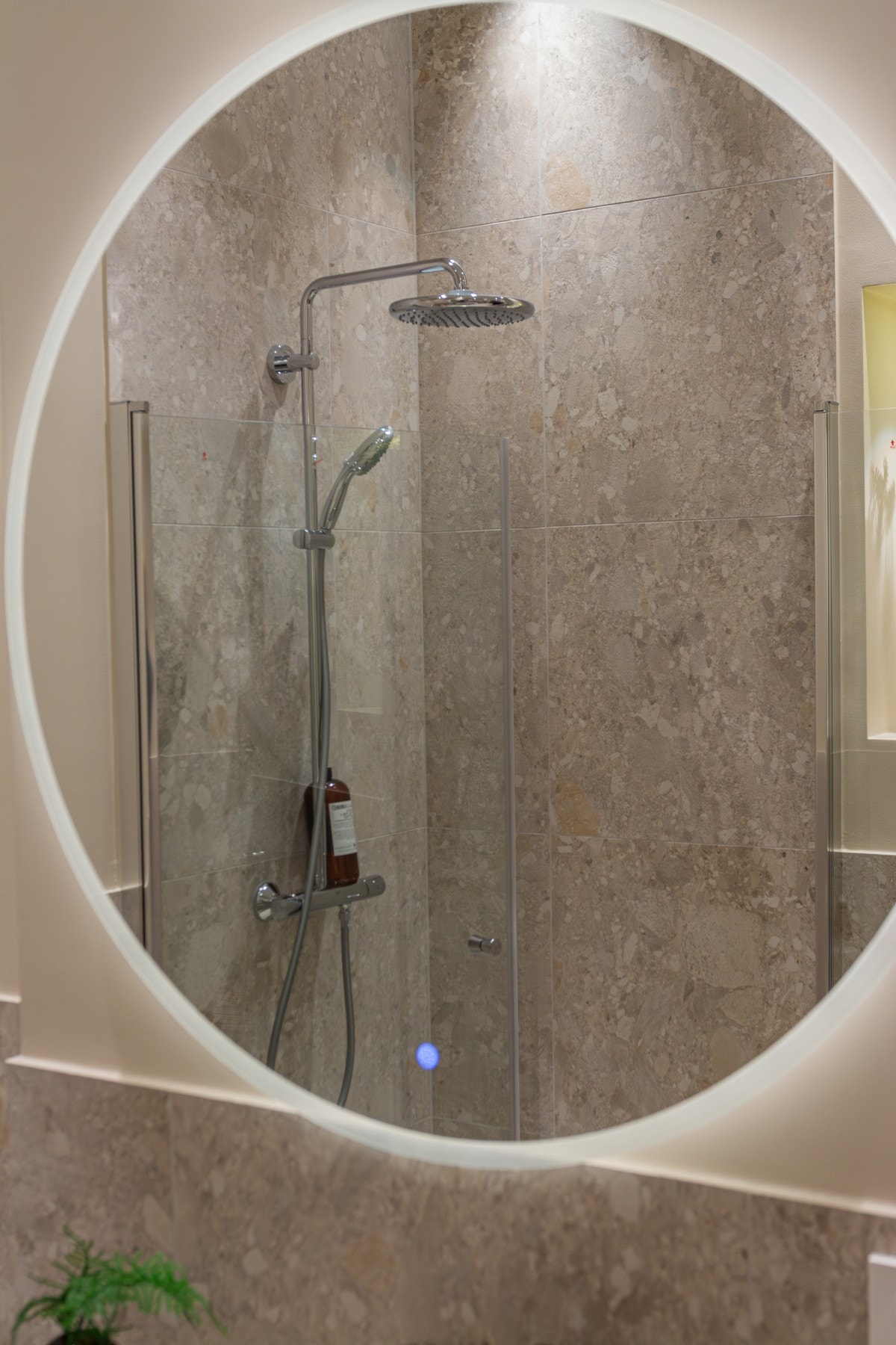 Over vasken på hovedbadet er det montert et lekkert speil med belysning. Galleribilde