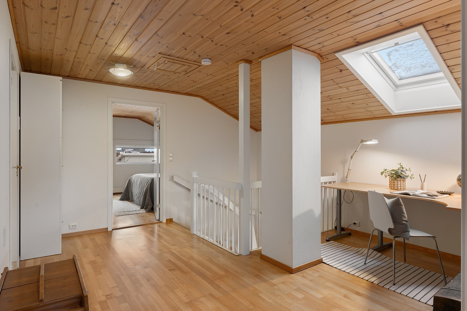 Gang i andre etasje er innredet som kontor Galleribilde