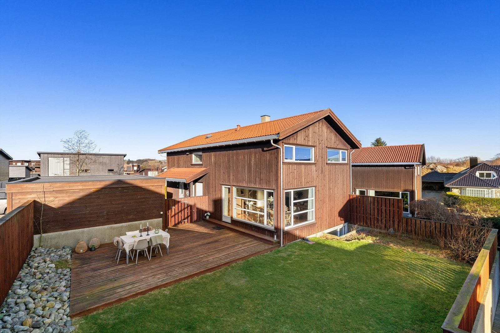 Boligen går over 3 plan og har i tillegg dobbel carport og romslig steinbelagt gårdsrom. Stor felles gjesteparkering like ved tomten. Galleribilde