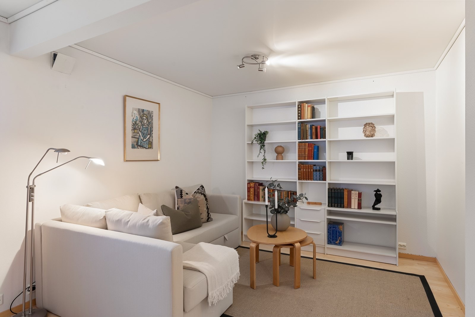 Deler av underetasjen er innredet som kjellerstue Galleribilde