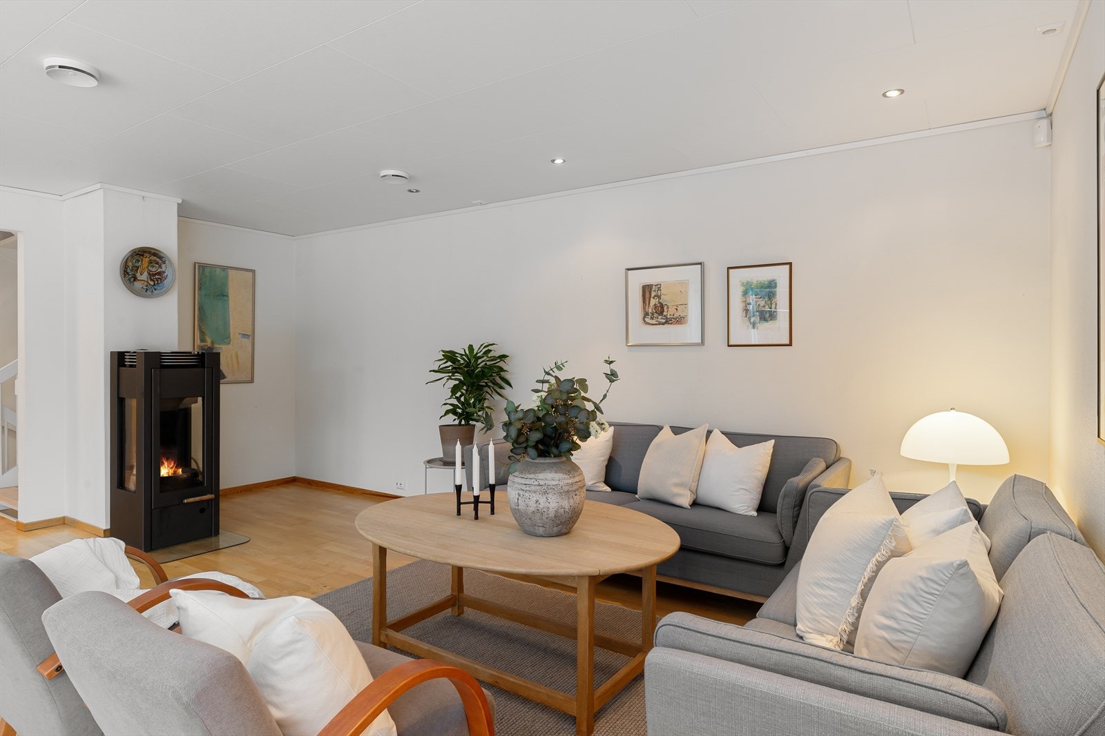 Det er montert vedovn i stue, som gir ekstra god varme nå i kalde vintermåneder Galleribilde