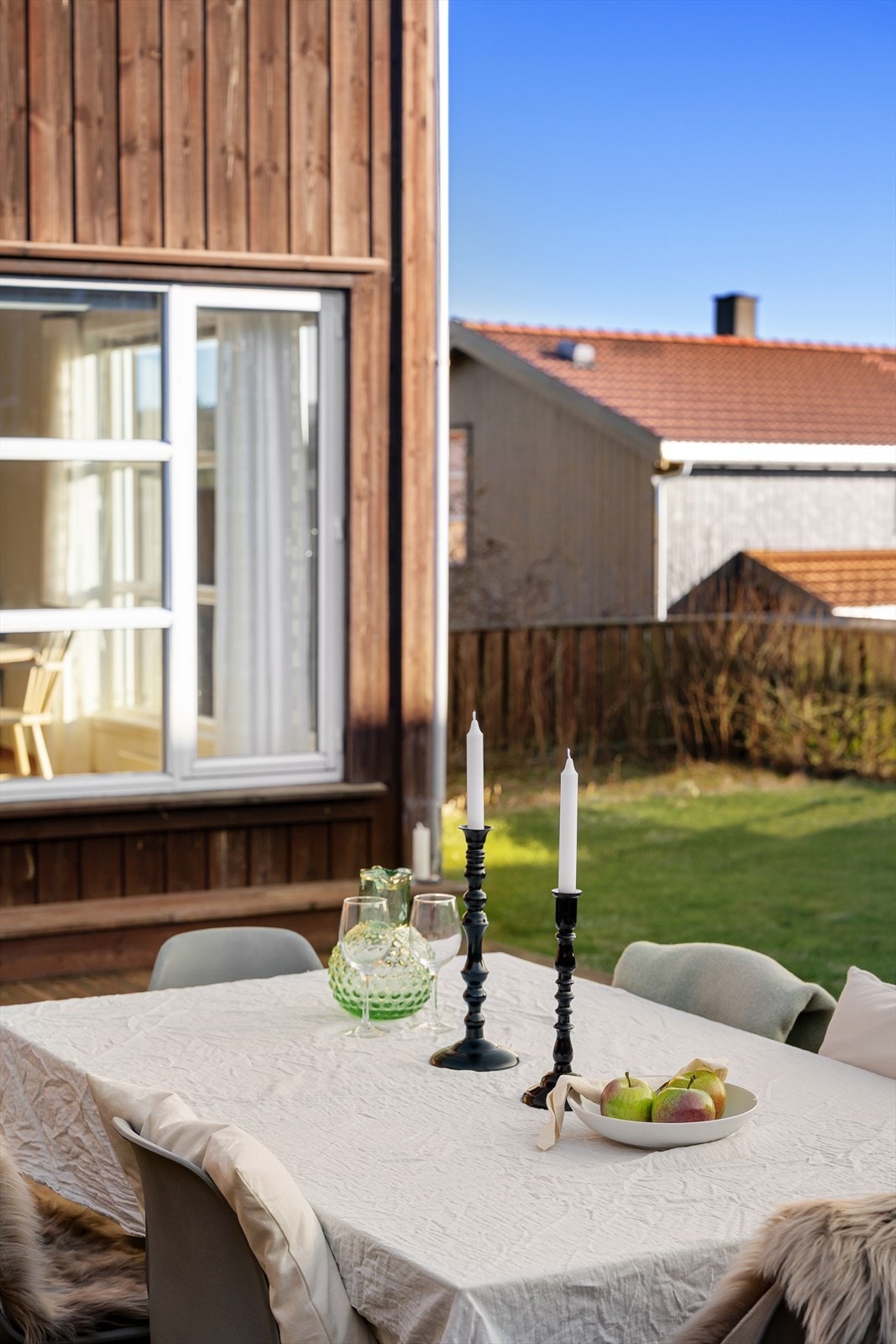 Solrike uteområder og enkelt vedlikehold i hagen Galleribilde