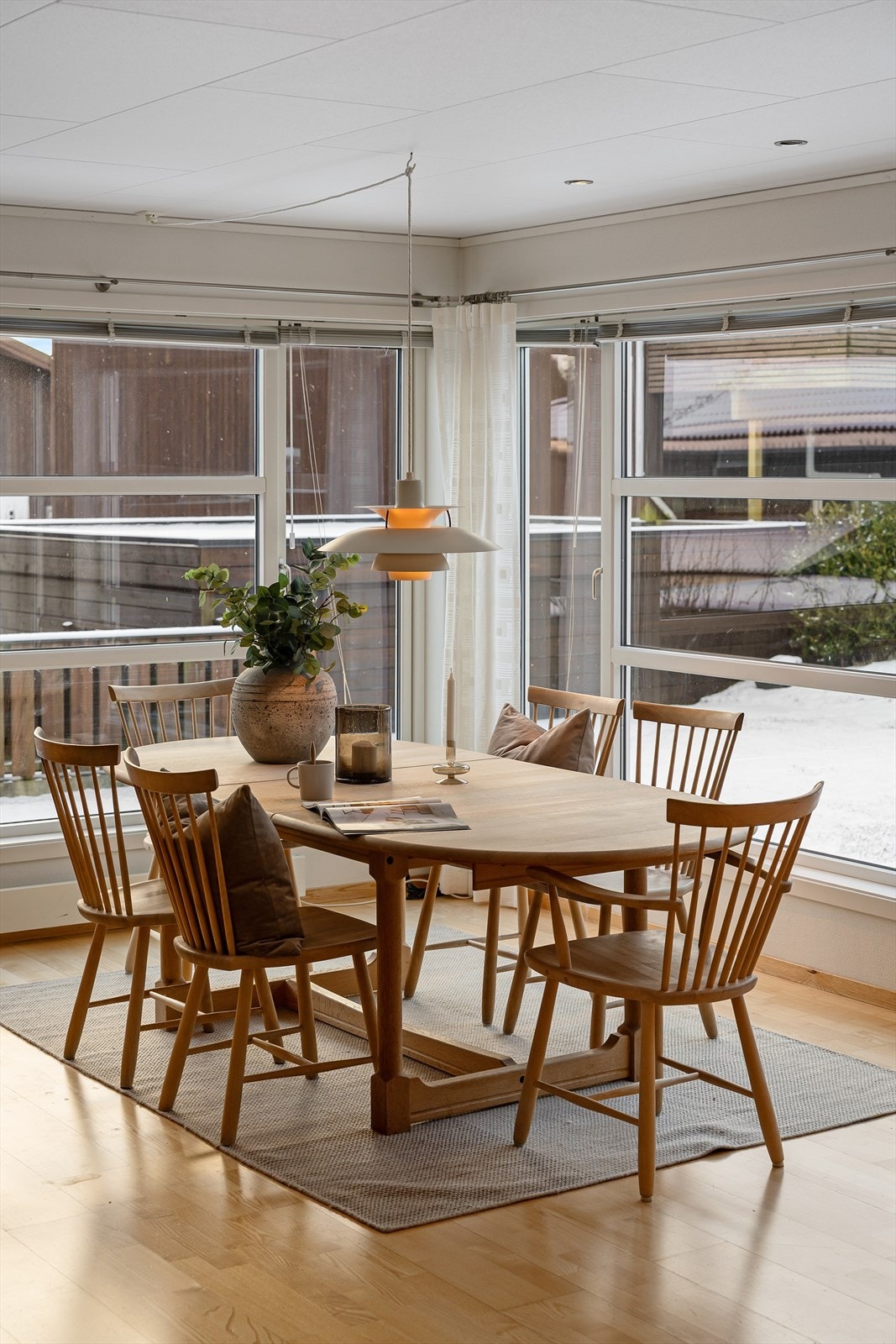 Flott lysinnslipp ved spisestuen Galleribilde