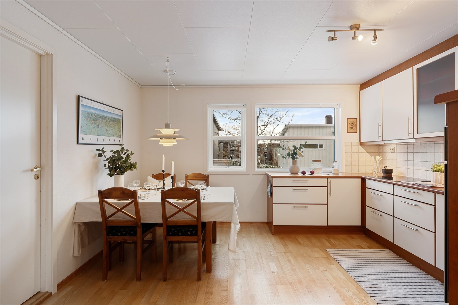 Plass til spisebord eller eventuelt sofa på kjøkken. Dør til bi-inngang til venstre i bilde Galleribilde