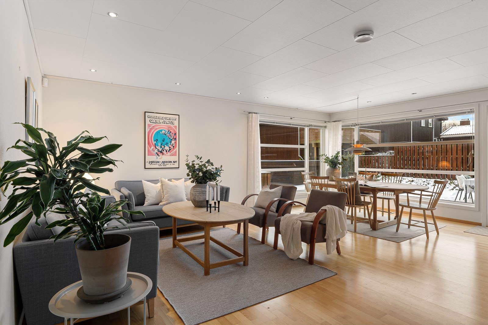 Malte lyse flater på vegg og parkettgulv Galleribilde