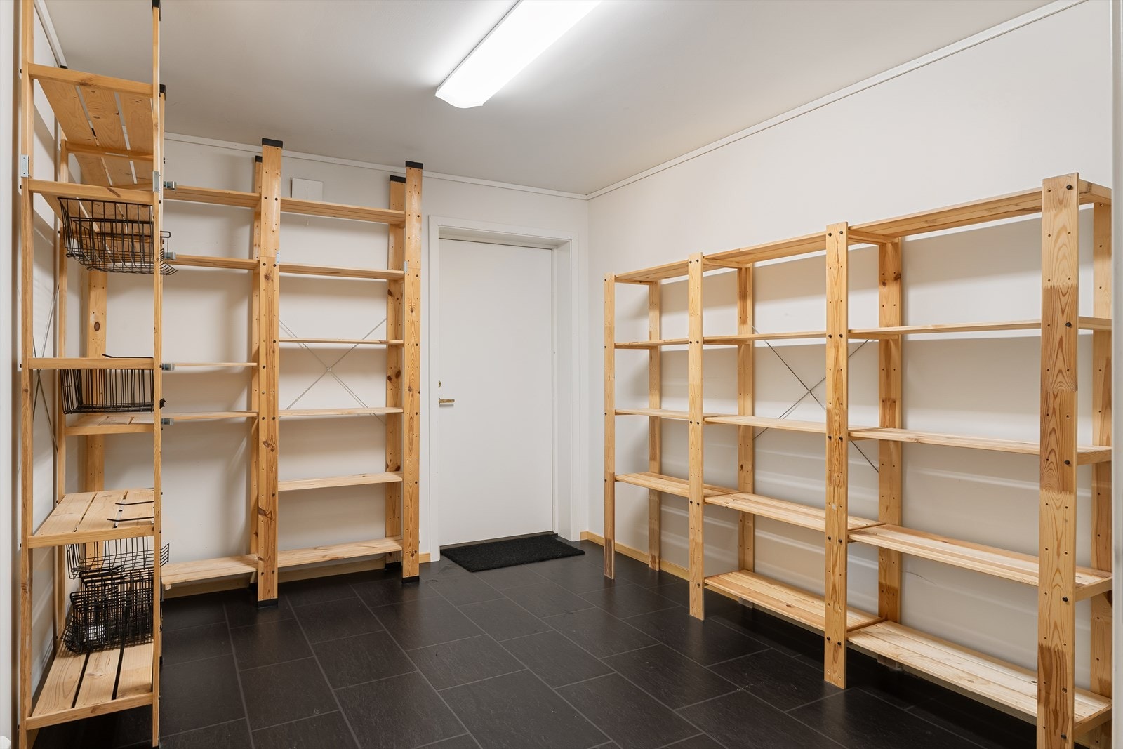 Praktisk bi-inngang i underetasjen med mye plass til oppbevaring Galleribilde