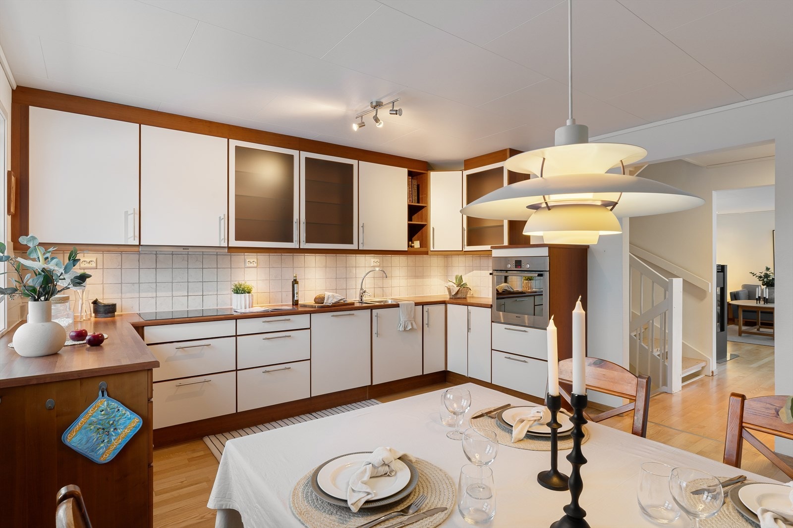 Mye oppbevaringsmuligheter i både over- og underskap. I tillegg til god benkeplass. Galleribilde