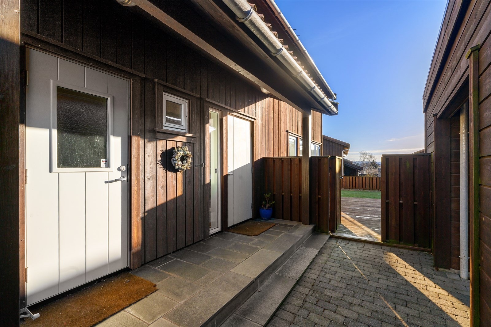 Praktisk og familievennlig med både hovedinngang og bi-inngang. Trapp med skiferheller. Enkel adkomst fra carport. Galleribilde