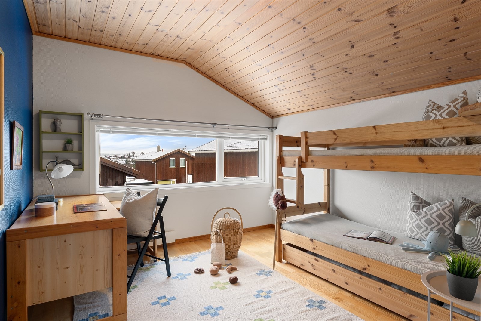 Det er totalt 3 soverom i andre etasje i tillegg til bad og loftstue/gang Galleribilde