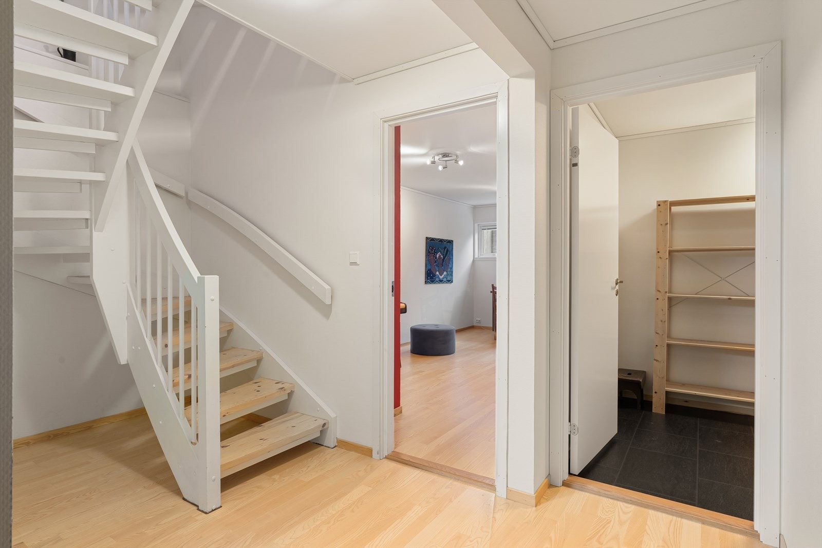 Underetasjen består av flere disponible rom Galleribilde