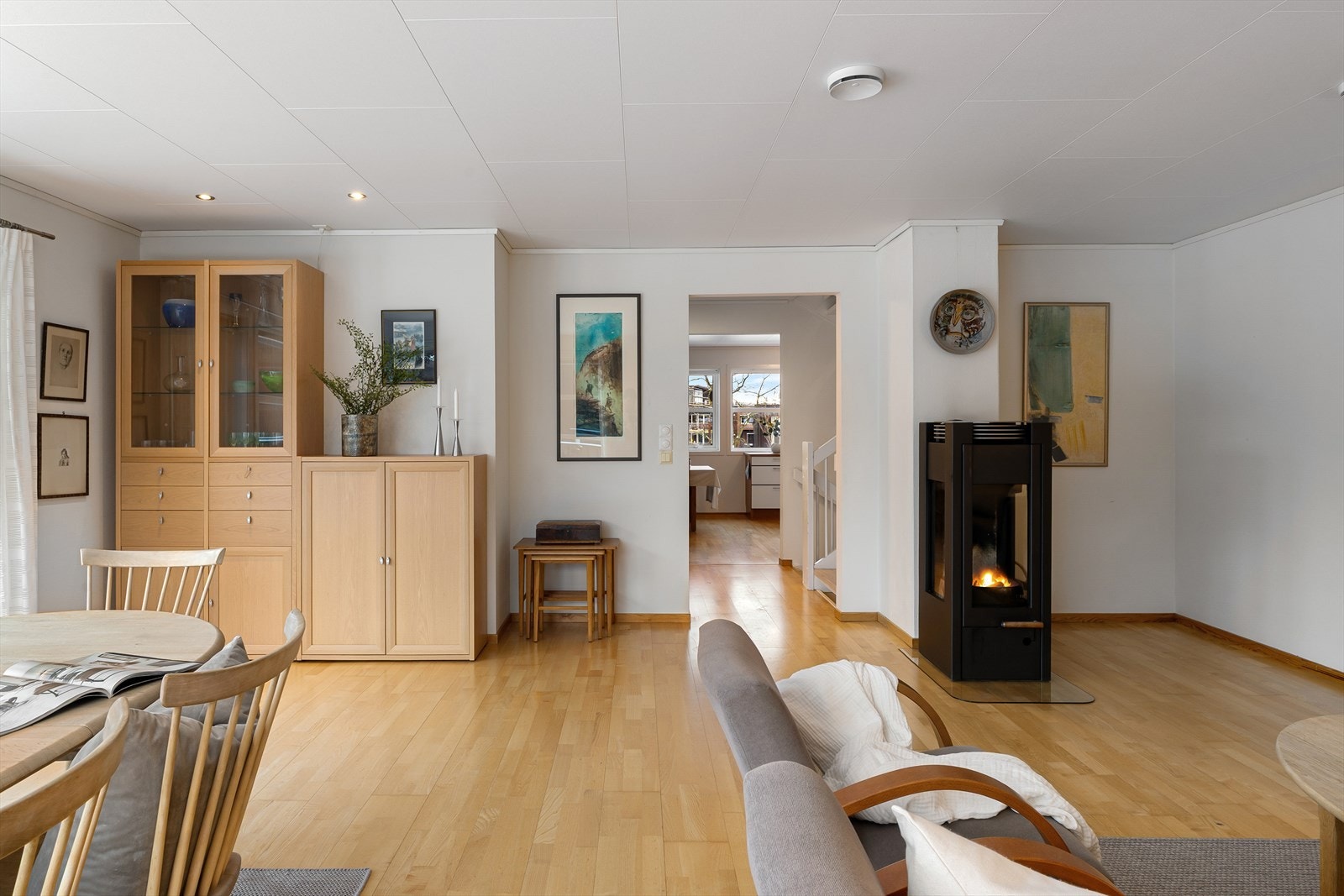 Etasjen er smart innredet bestående i hovedsak av stue og kjøkken Galleribilde