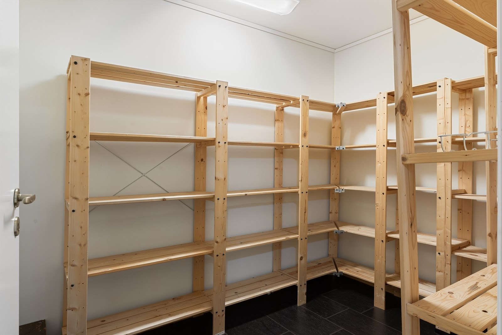 Godt med oppbevaringsmuligheter i underetasjen Galleribilde