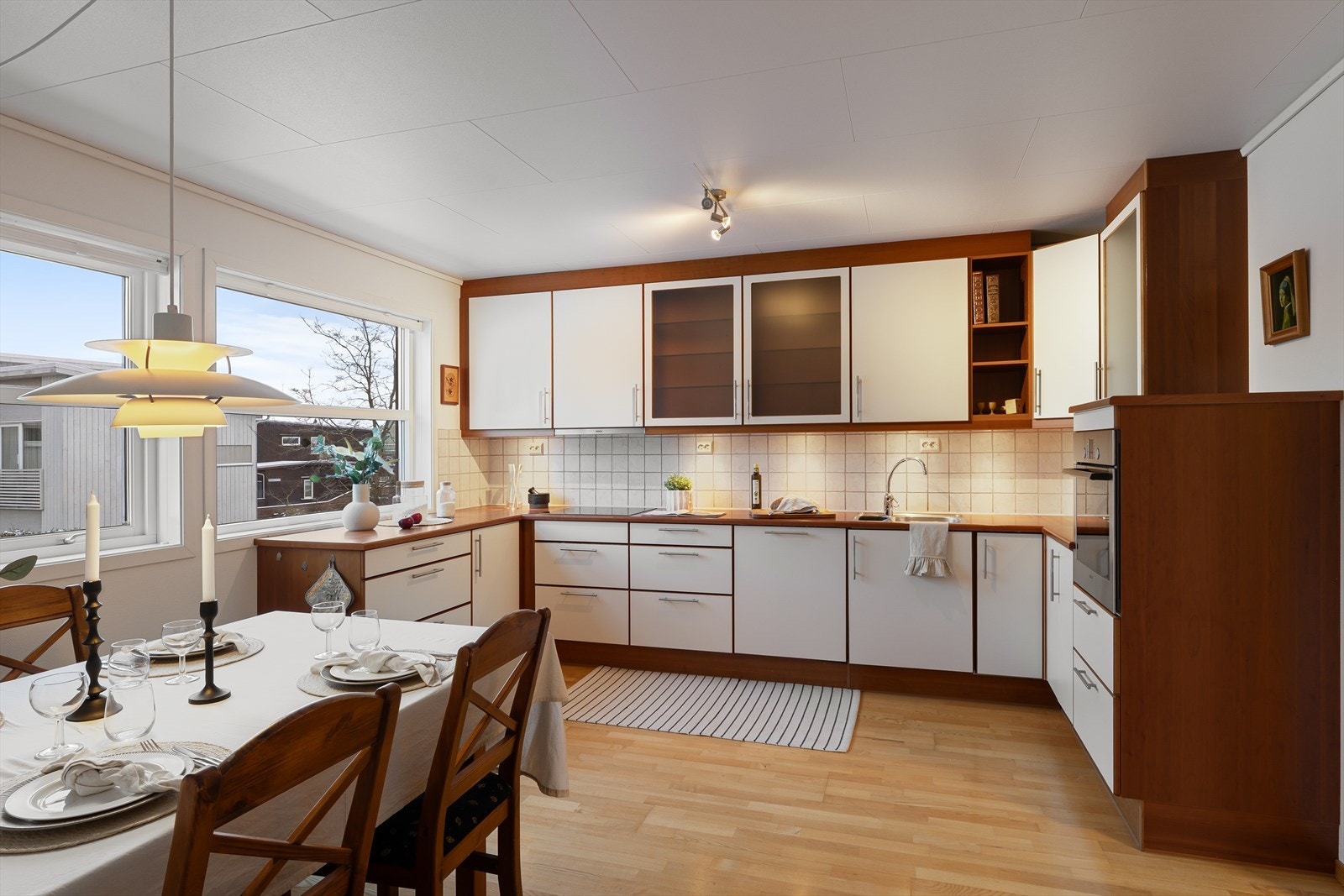 Flott kjøkken med integrerte hvitevarer Galleribilde