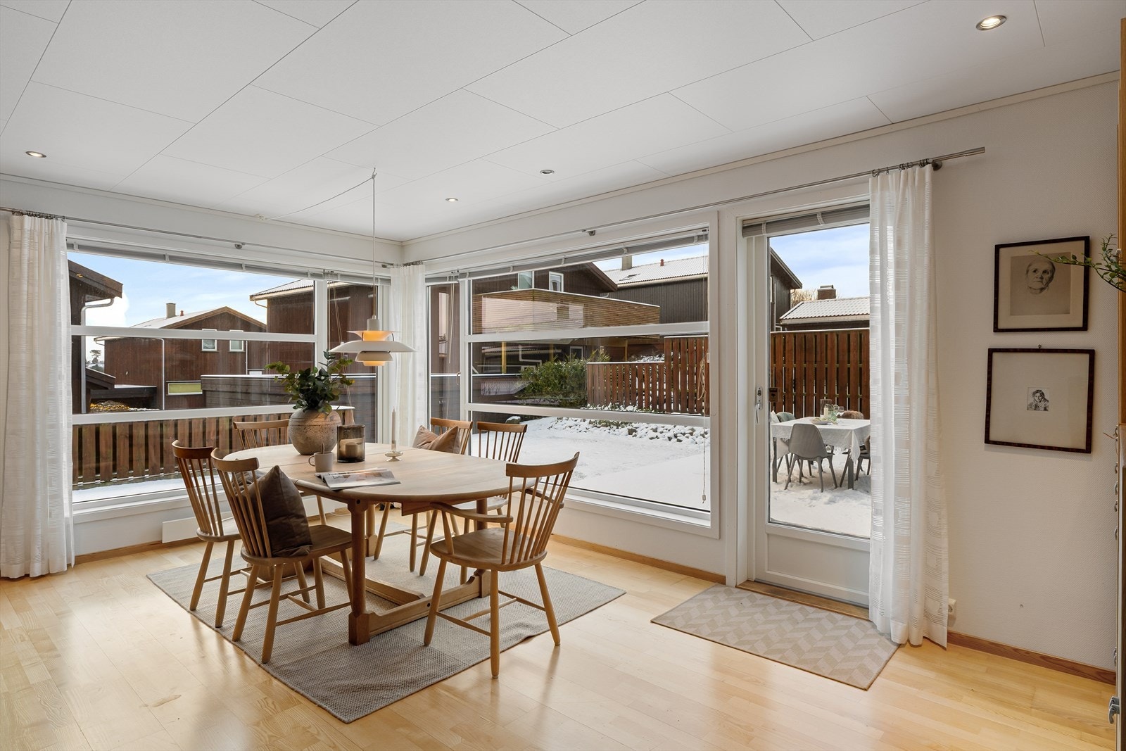 Store vinduer ut mot hage og terrasse Galleribilde