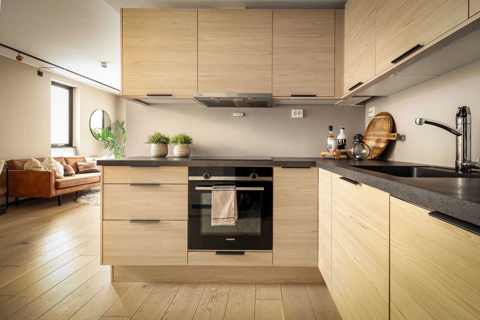 Integrerte hvitevarer fra Siemens bestående av komfyr, induksjonstopp, oppvaskmaskin og kombi kjøl/frys følger Galleribilde