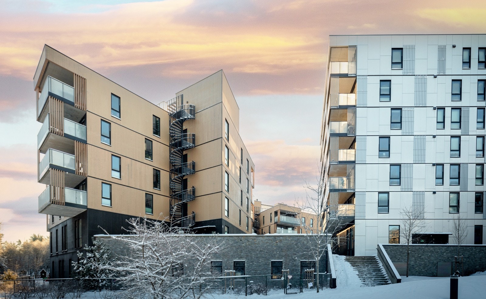 Kort vei til togstasjon (ca. 23 minutters reisetid til Oslo), bussholdeplass med hyppige avganger og marka med flotte turmuligheter sommer og vinter Galleribilde