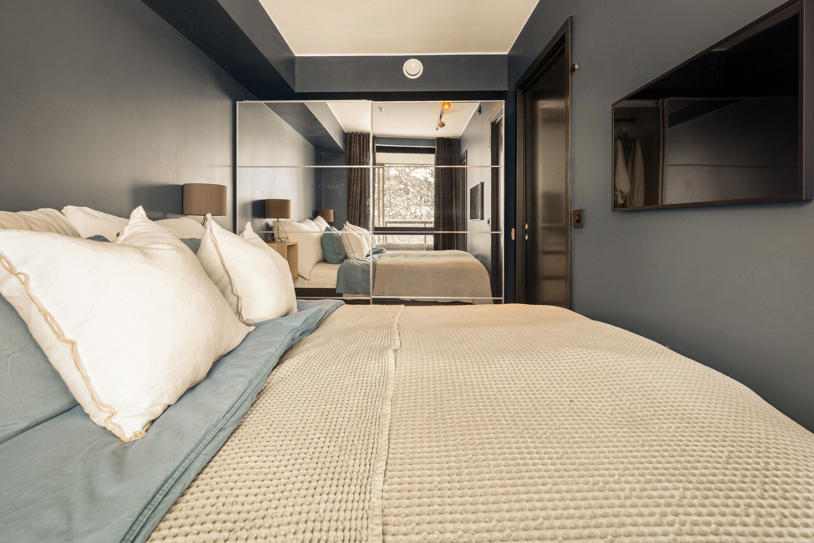 Soverom - plass til dobbeltseng - garderobeskap med speilfronter - vindu mot balkongen - veggmontert tv medfølger Galleribilde