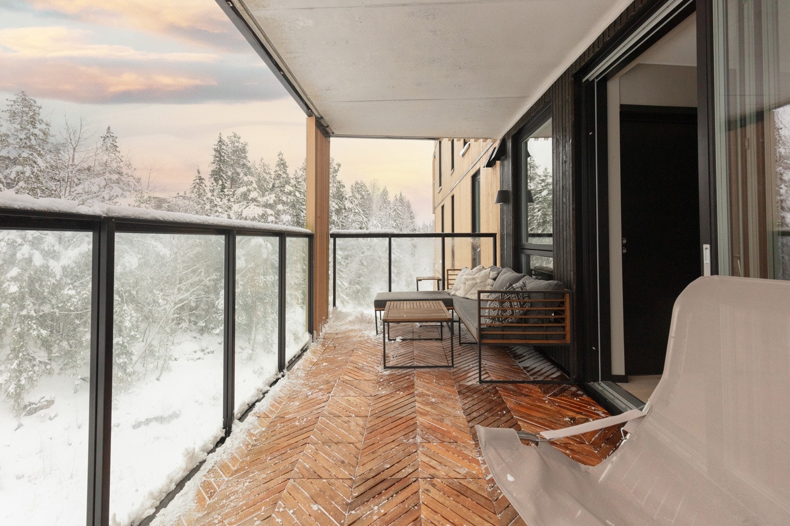 Utelys med stikkontakt er montert på vegg - glassrekkverk i front sikrer hyggelig utsyn Galleribilde