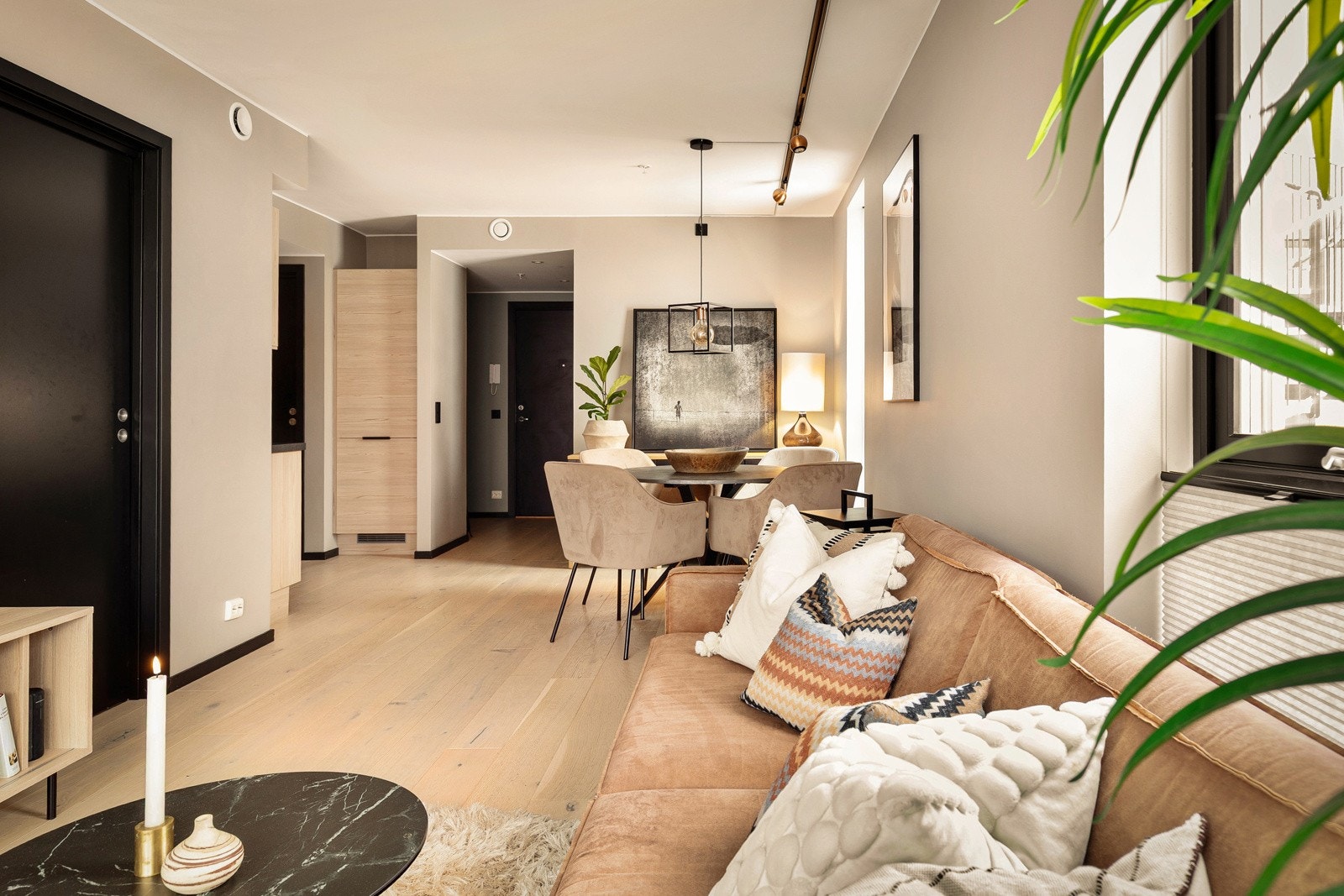 Effektiv vannbåren gulvvarme gjør at du slipper veggmonterte radiatorer eller panelovner - balansert ventilasjon sikrer godt inneklima Galleribilde