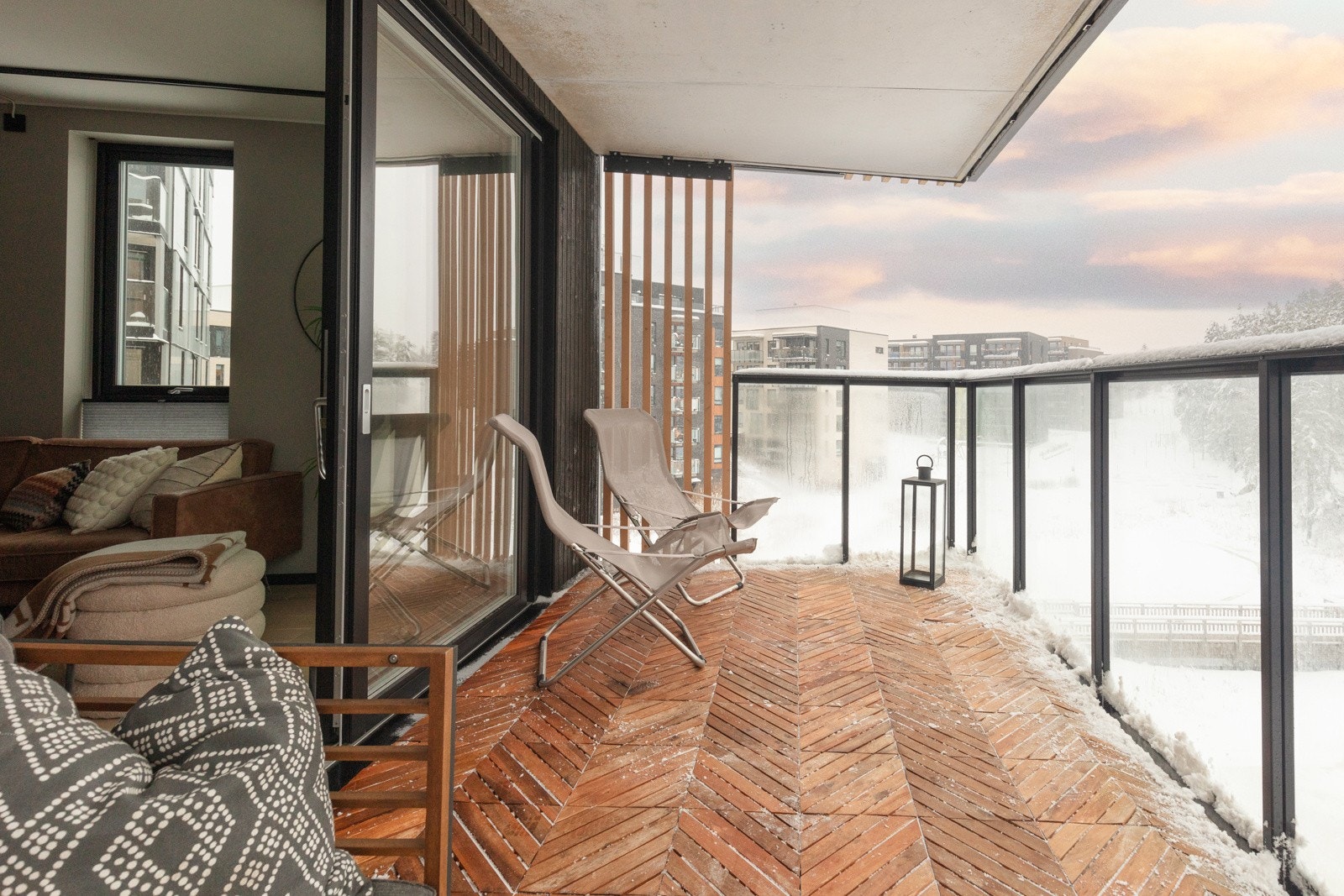 Balkongen måler hele 13 kvm og har støpt dekke med løse lemmer - god plass til utemøbler og grill Galleribilde