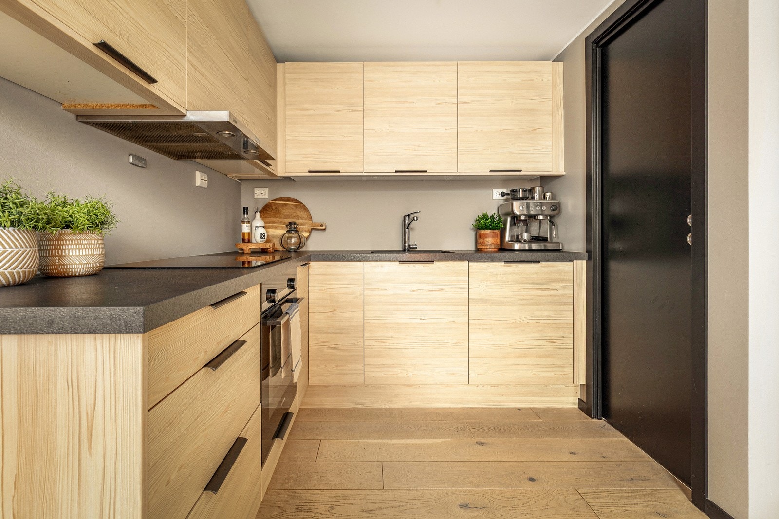 Praktisk bod med tilgang fra kjøkkenet Galleribilde