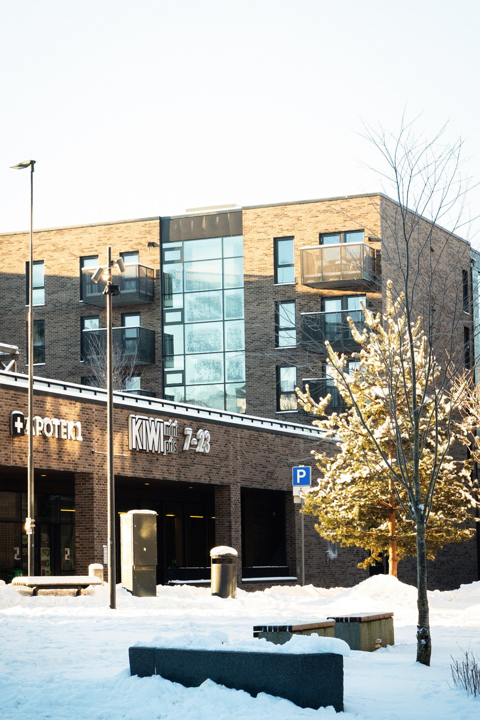 Kiwi, apotek, bakeri, frisør og kolonial på området Galleribilde