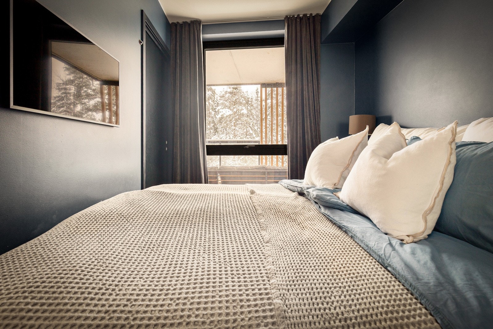 Soverom - plass til dobbeltseng - garderobeskap med speilfronter - vindu mot balkongen - veggmontert tv medfølger Galleribilde