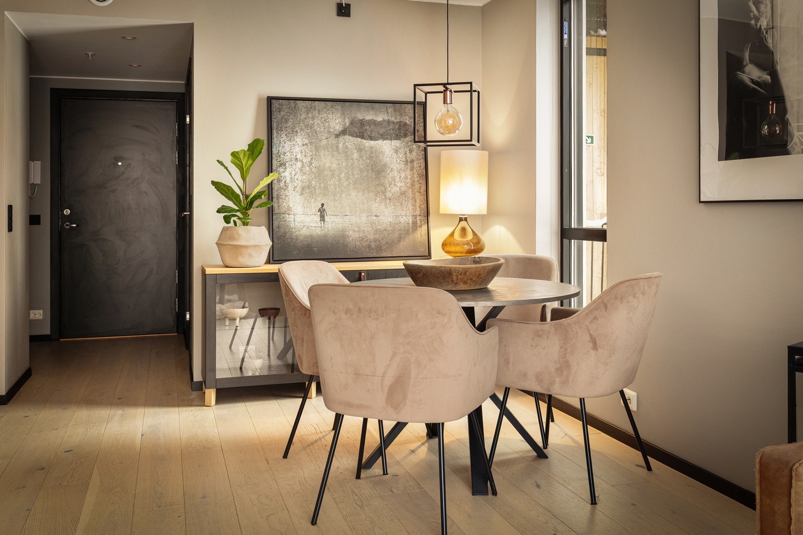 Avsatt plass til spisebord i tilknytning til kjøkken og stue - vindu mot nord sikrer mye naturlig lys Galleribilde