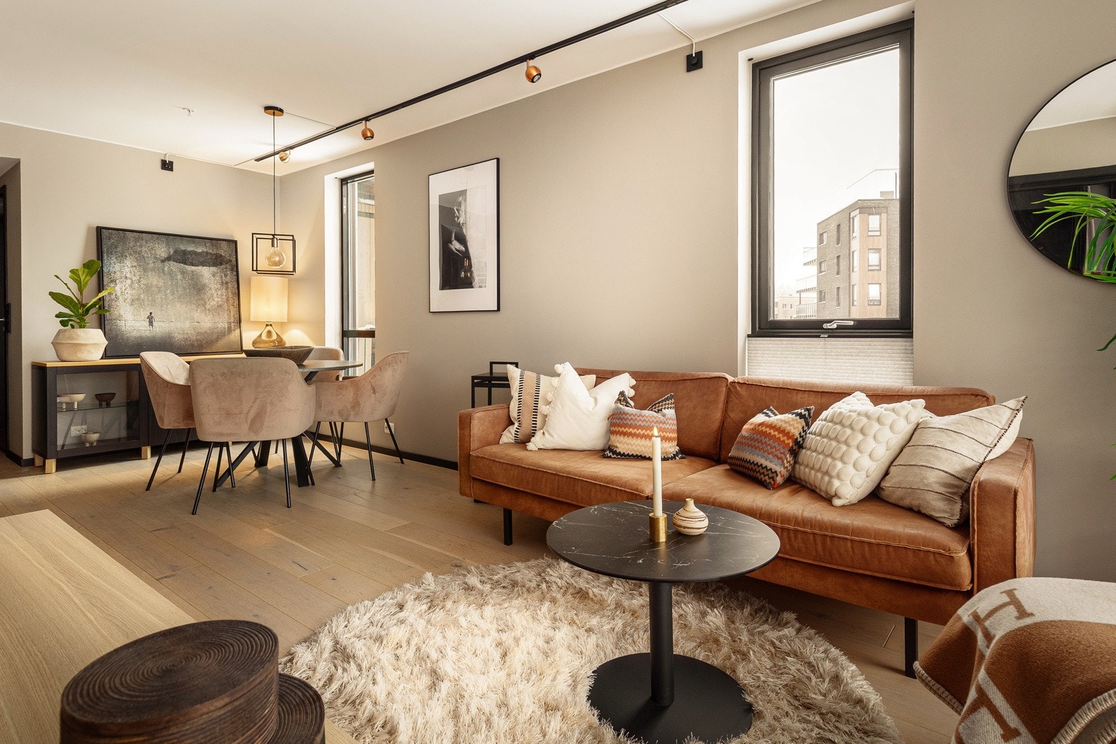 Stuen har plass til både sofagruppe med spisebord - lekker enstavsparkett og tidsriktige veggfarger Galleribilde