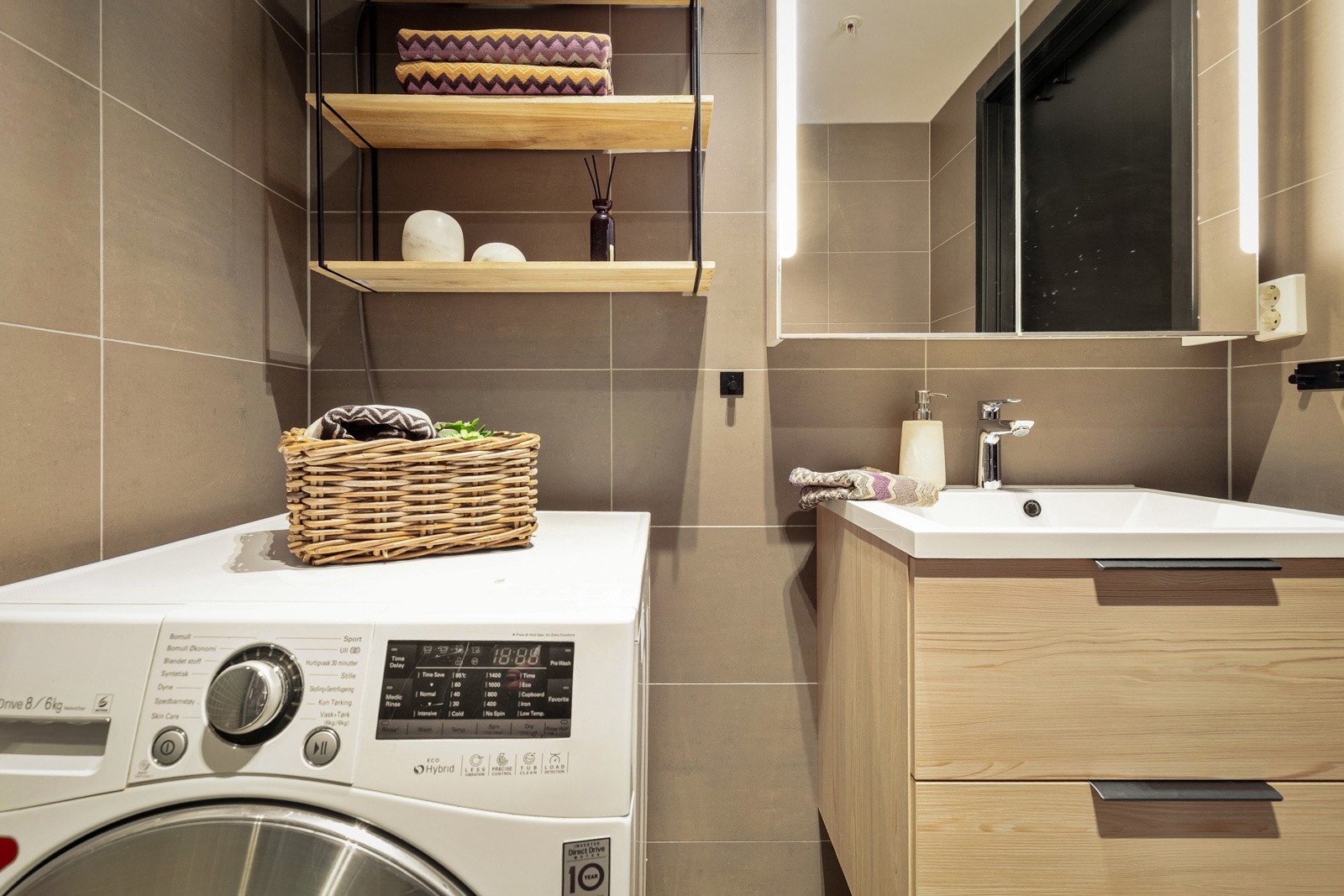 Glatt, vegghengt servantskap og speilskap med belysning - gulvvarme Galleribilde