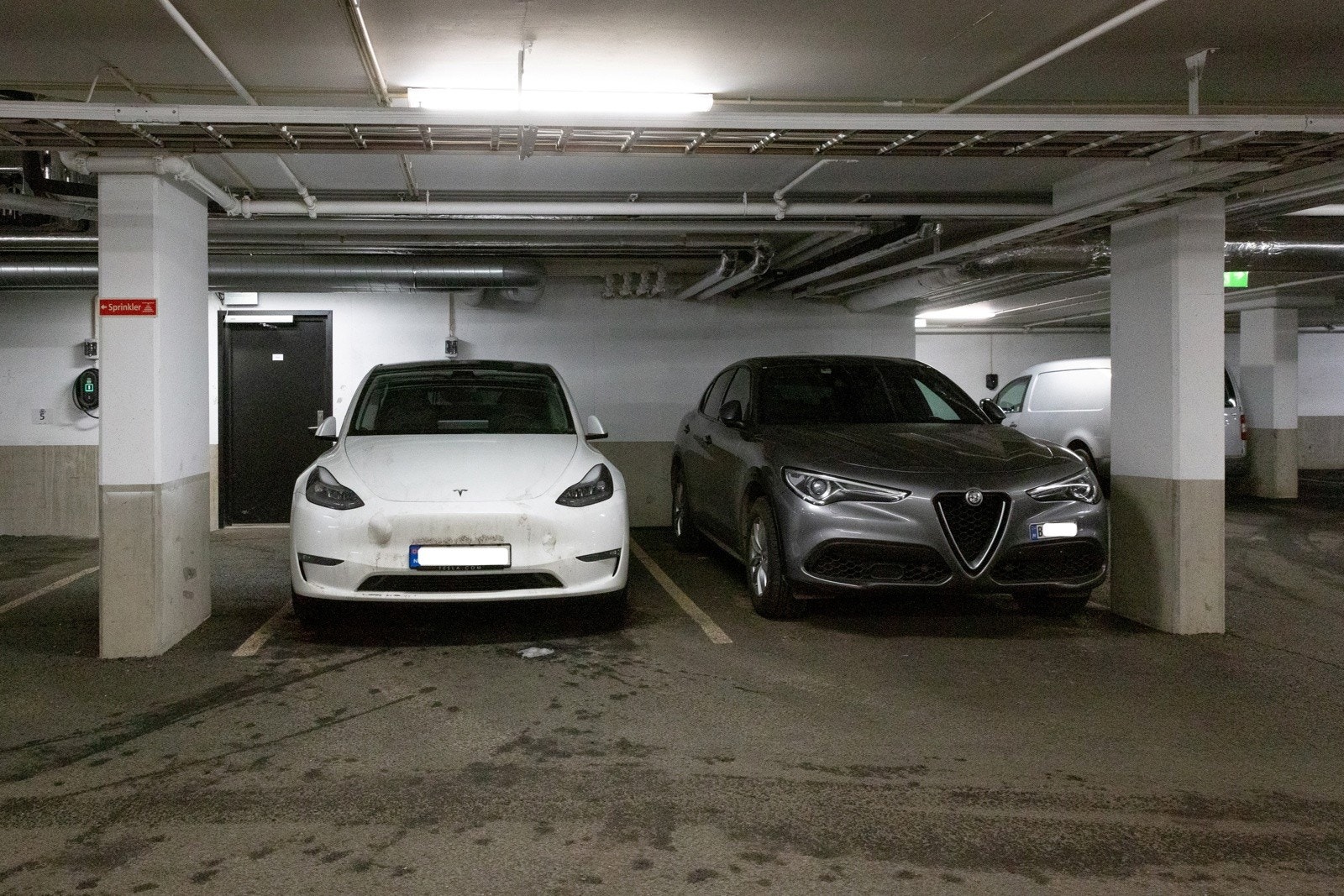 Garasjeplass med elbillader i felles garasjeanlegg - gjesteparkering på kveldstid og helger (utenfor næringslokalenes åpningstider) Galleribilde