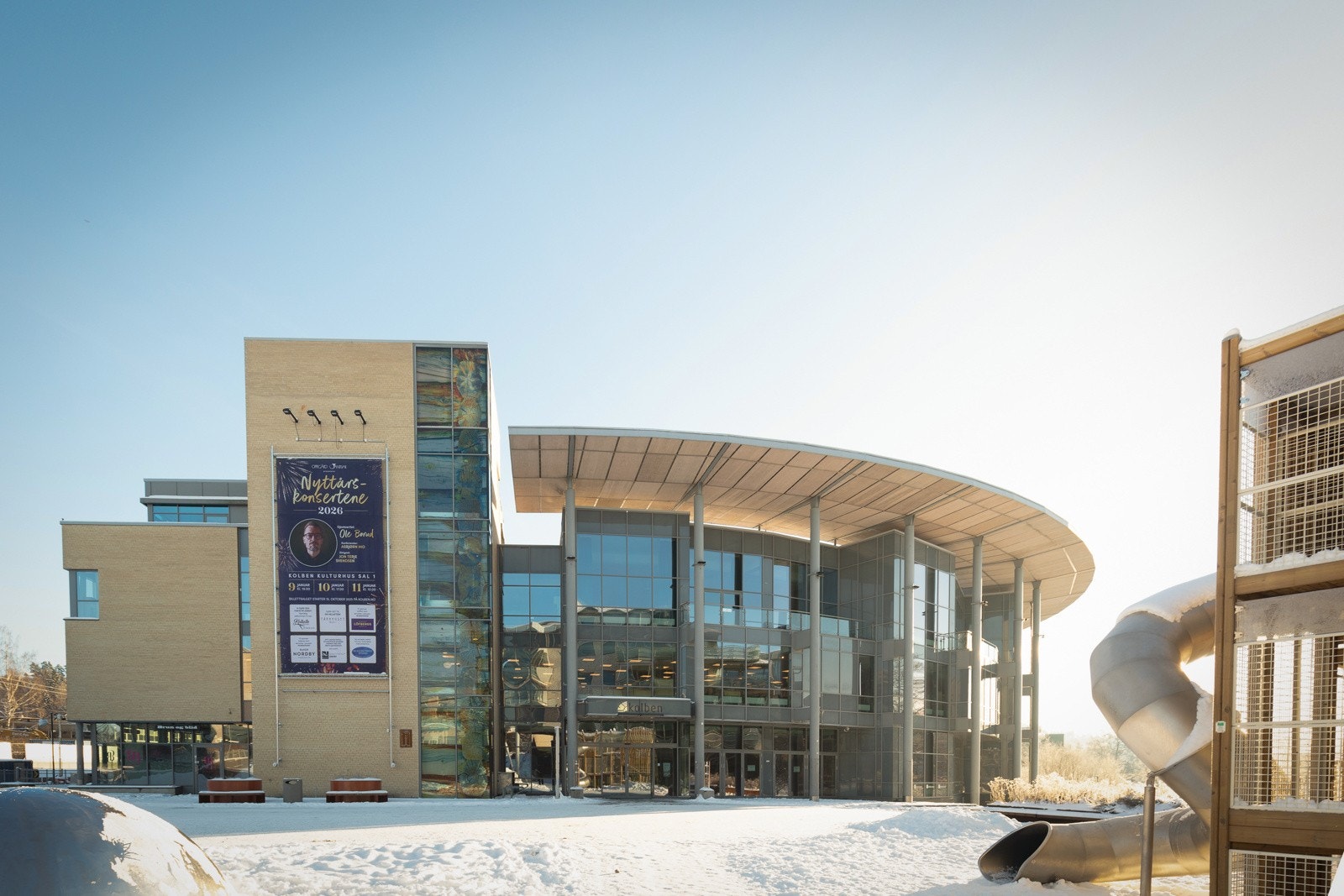 Kort vei til Kolben kulturhus med bibliotek, restaurant, kino og konserter med kjente artister Galleribilde