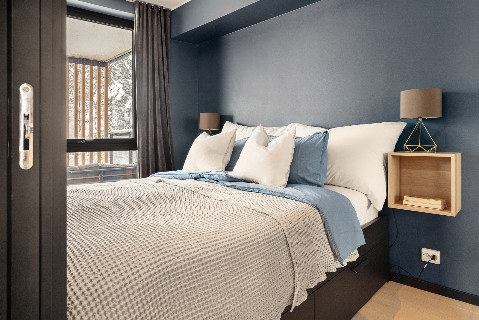 Soverom - plass til dobbeltseng - garderobeskap med speilfronter - vindu mot balkongen - veggmontert tv medfølger Galleribilde