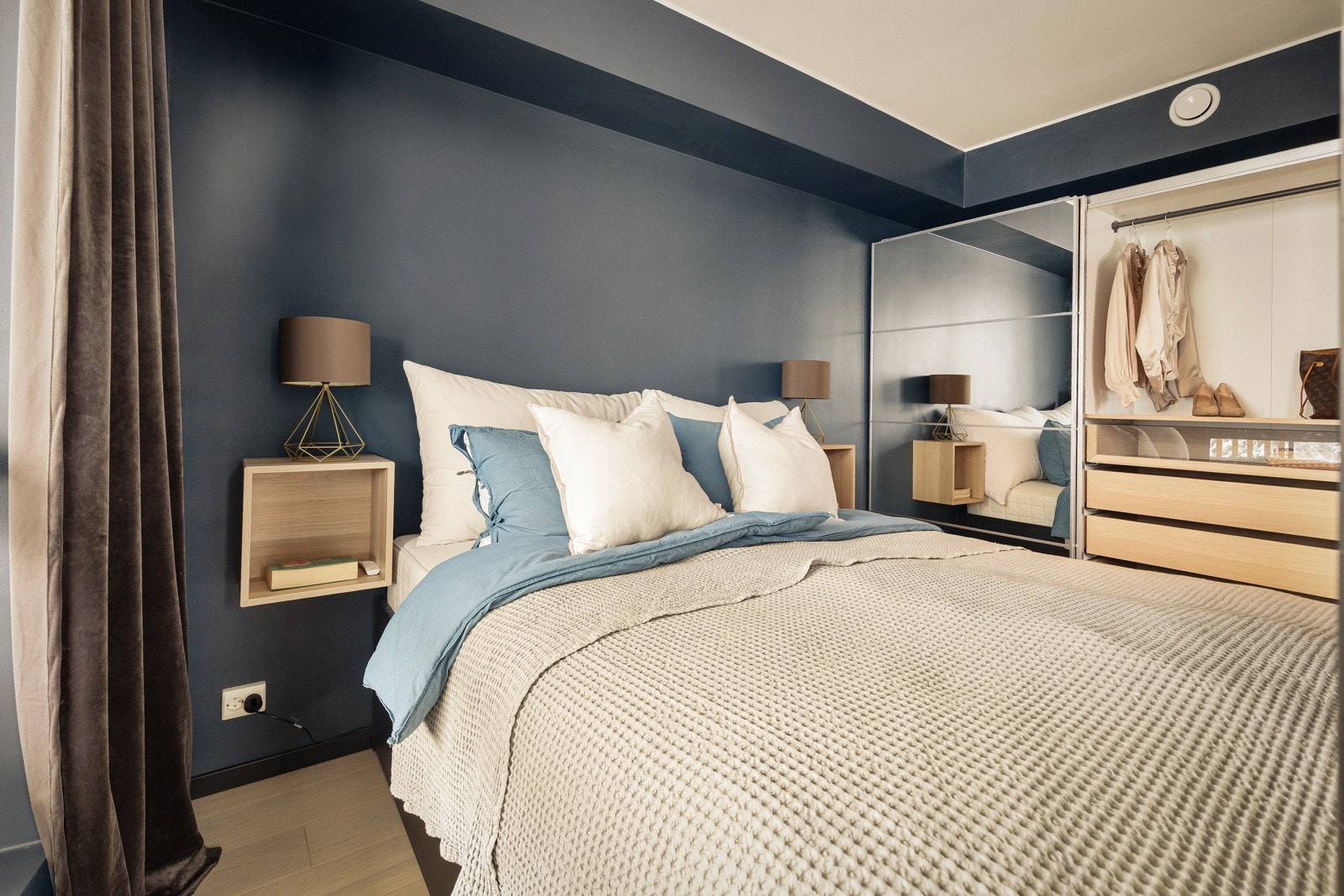 Soverom - plass til dobbeltseng - garderobeskap med speilfronter - vindu mot balkongen - veggmontert tv medfølger Galleribilde