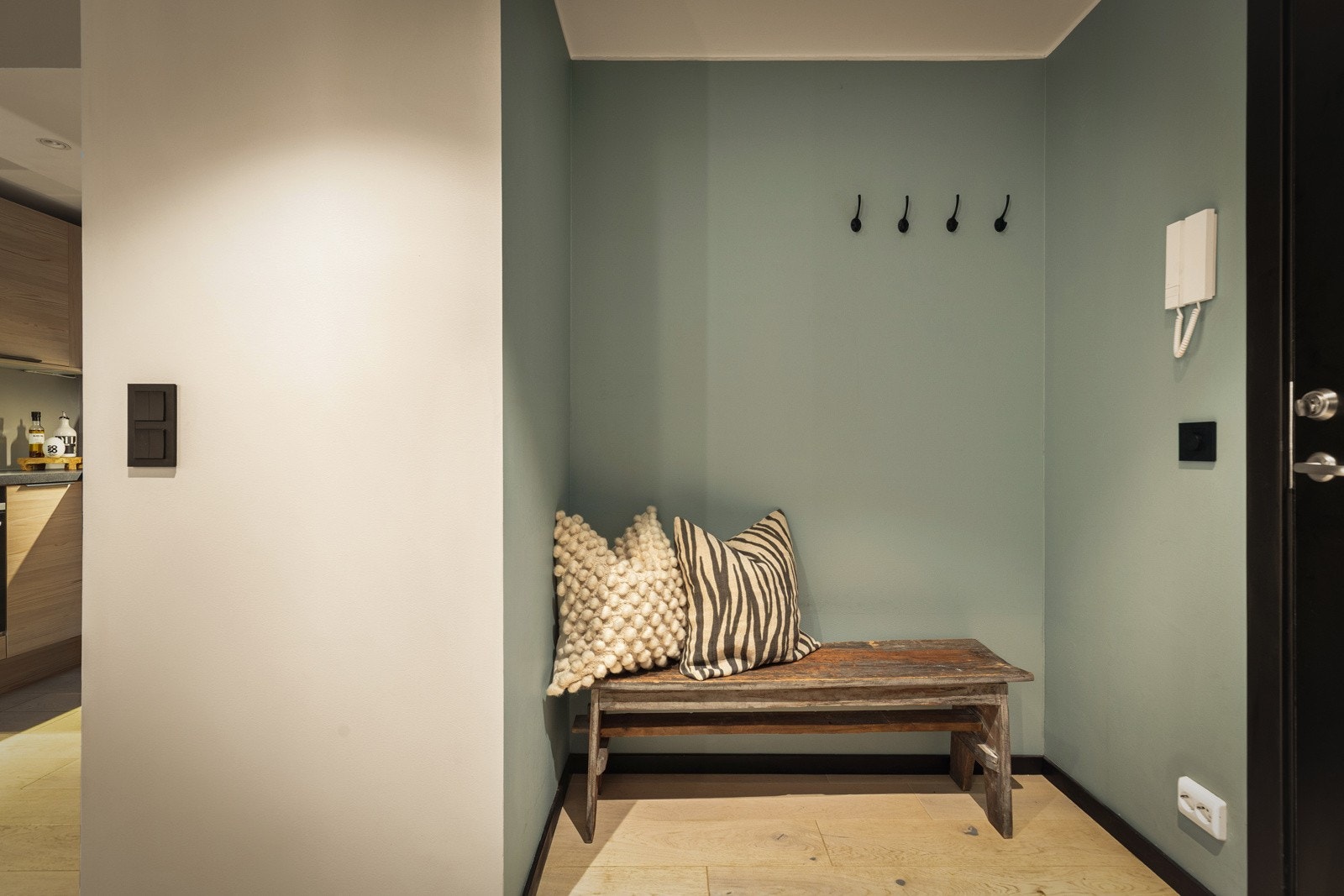 Entré med callinganlegg og avsatt plass til garderobeskap Galleribilde