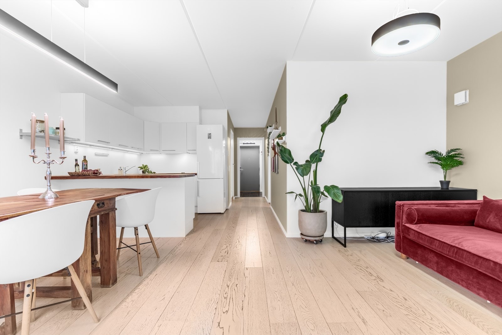 Gulv med 1-stavs eikeparkett. Vegger er nylig malt opp i tidsriktige farger. Galleribilde